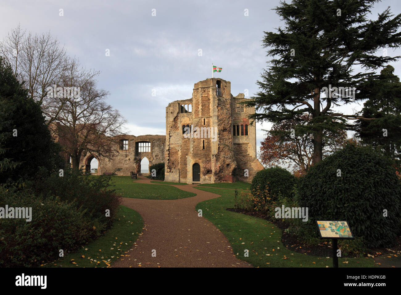 Die Nottinghamshire Flagge über die Ruinen von Newark Castle, Newark auf Trent, Nottinghamshire, England, Großbritannien, Großbritannien Stockfoto