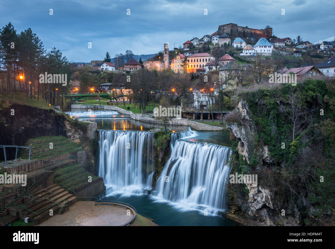 Stadt von Jajce und Wasserfall Stockfoto