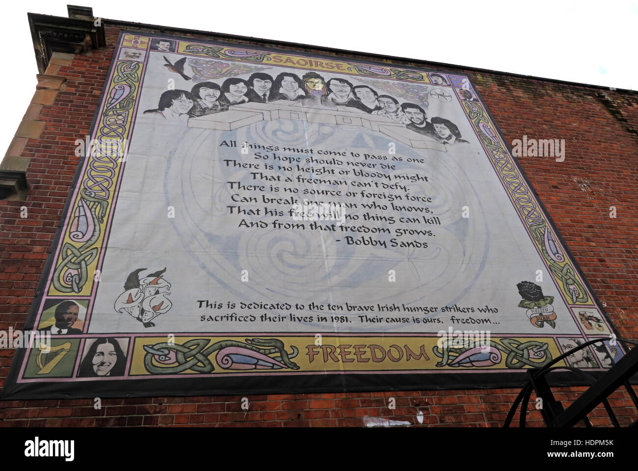 Belfast Falls Rd republikanischen Wandbild für Bobby Sands MP Gedicht. Zehn mutige 1981 Hungerstreikenden. Freiheit Stockfoto