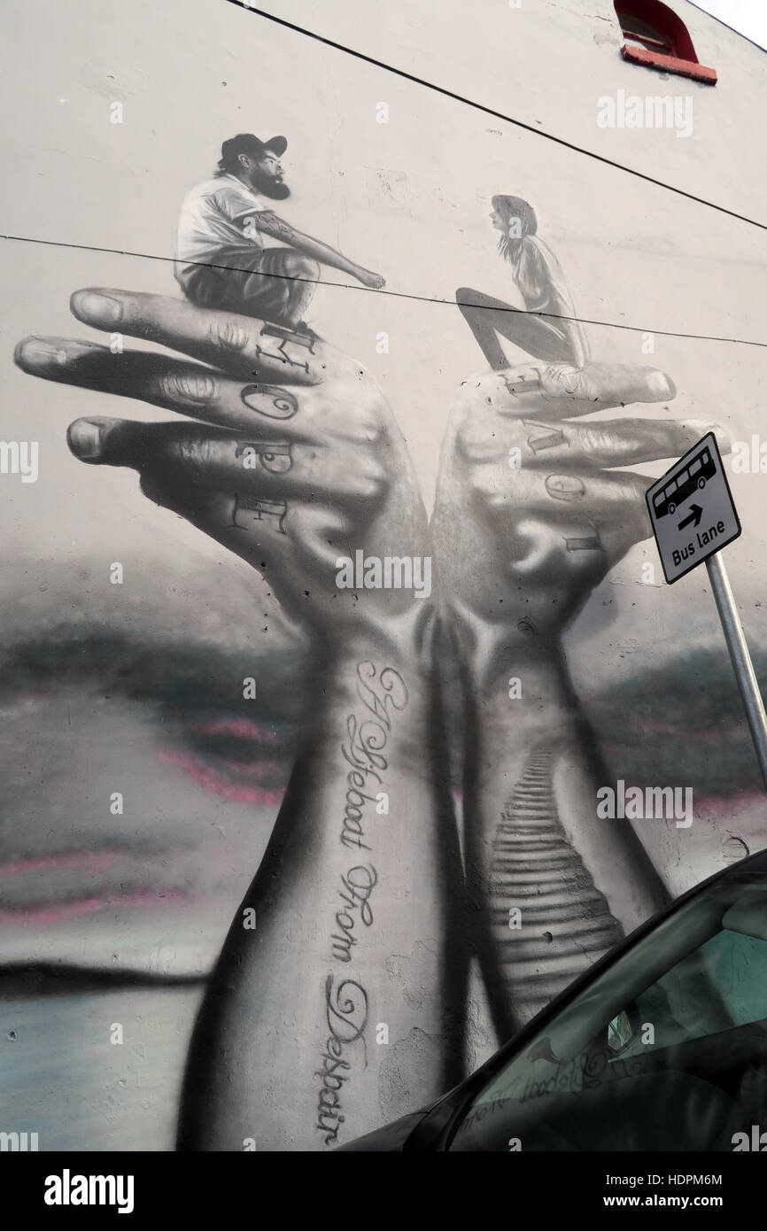 Belfast fällt Rd republikanischen Wandbild-Hoffnung Liebe auf Händen Stockfoto