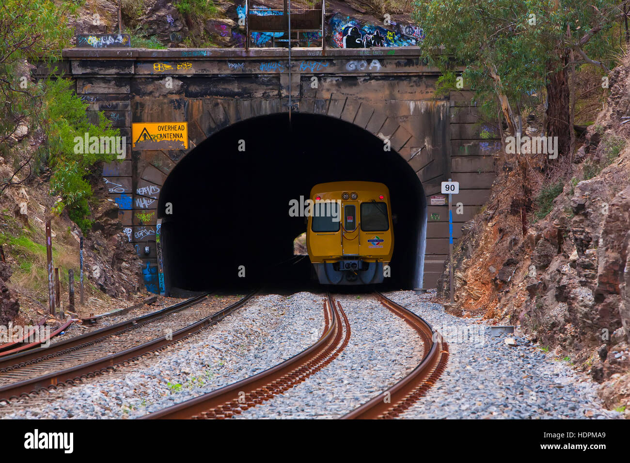 Zug aus einem Tunnel in den Adelaide Hills South Australia Stockfoto