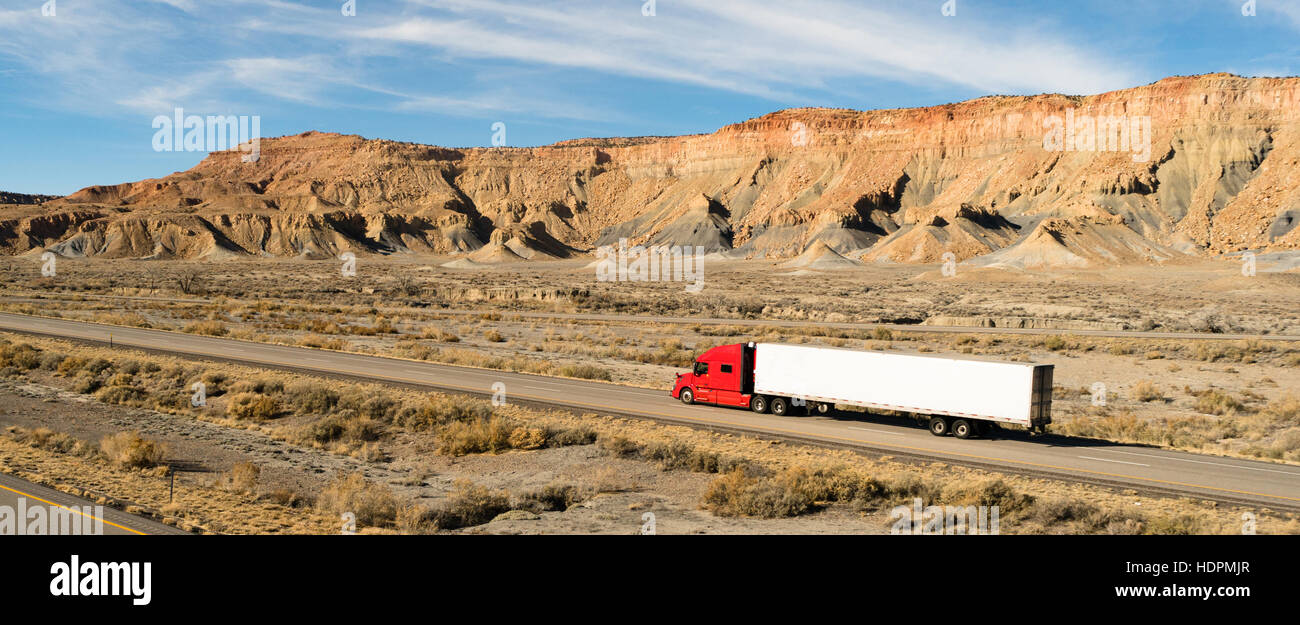 Über den Road Langstrecke 18 Wheeler Big Rig Truck Stockfoto