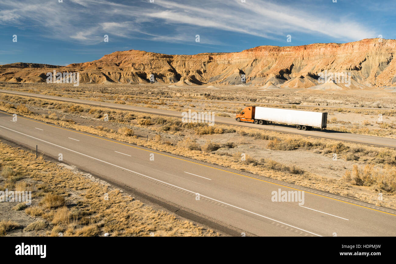 Über den Road Langstrecke 18 Wheeler Big Rig Truck Stockfoto