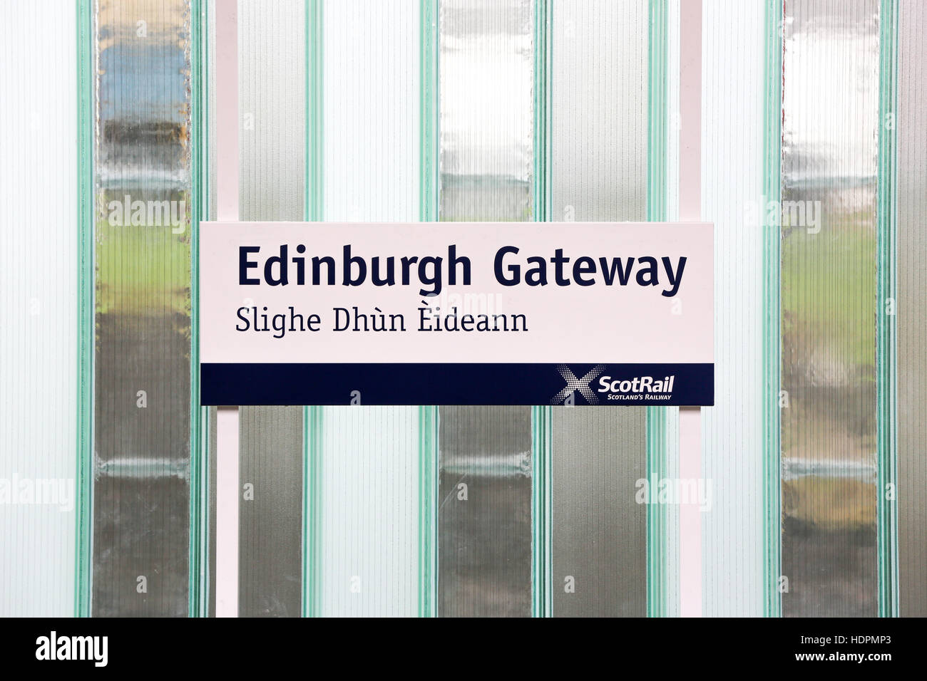 Edinburgh Gateway train Station Schild mit gälische Übersetzung. Stockfoto