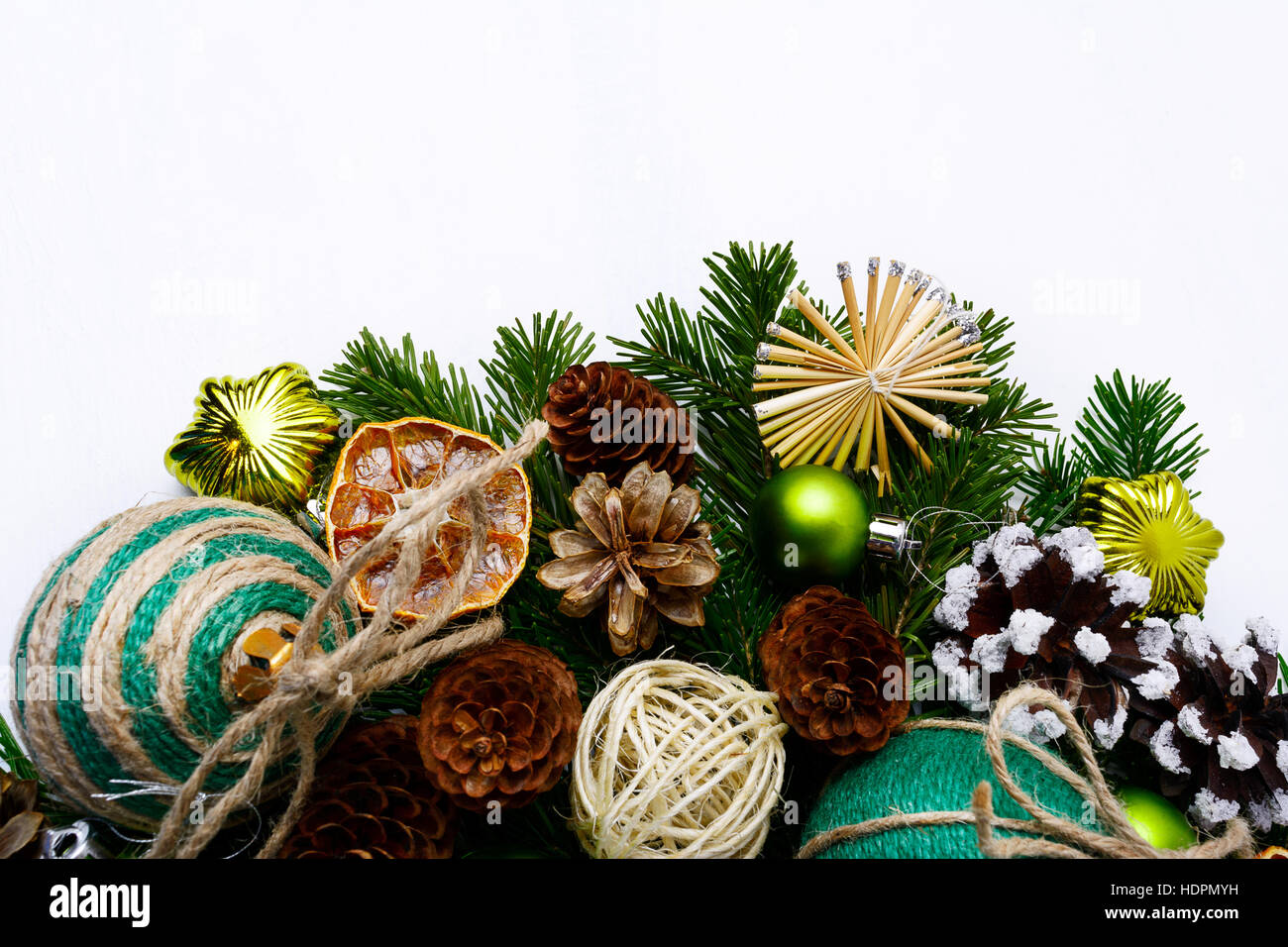 Weihnachtsbaum Äste mit handgefertigten Ornamenten und Tannenzapfen. Weihnachten Hintergrund mit getrockneten Orangenscheiben und rustikalen Ornamenten.  Kopieren Sie Raum. Stockfoto