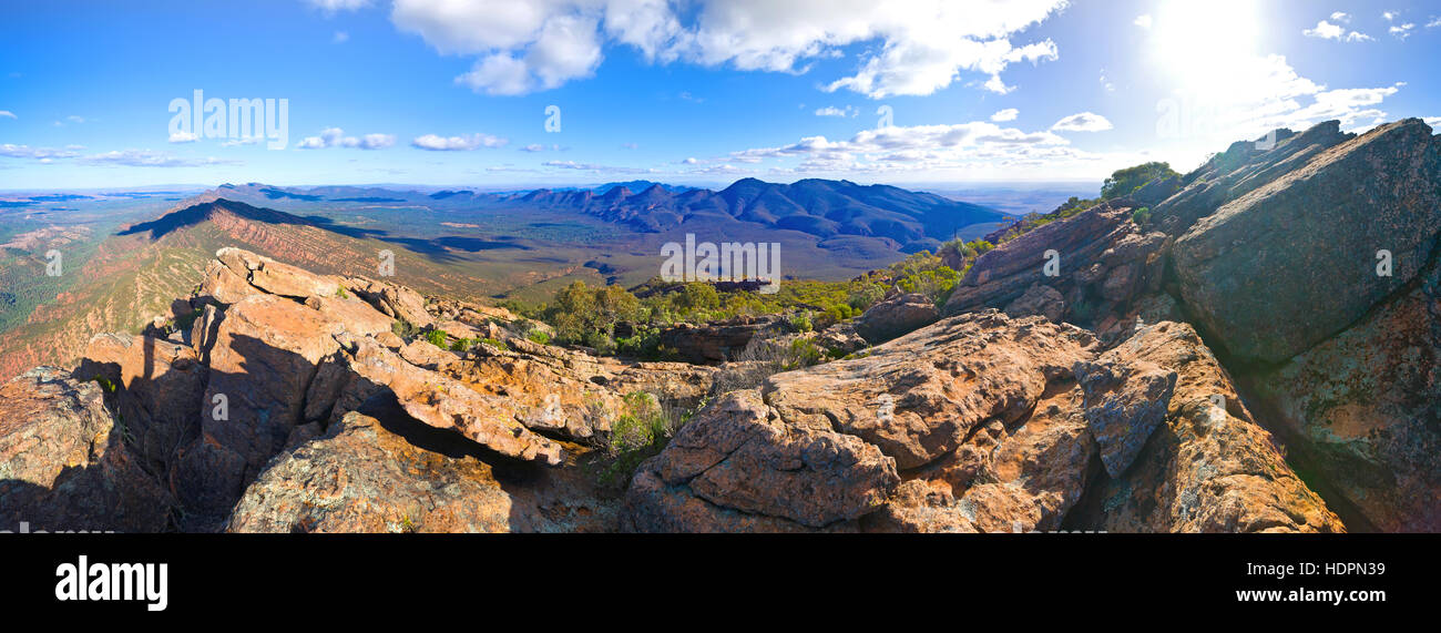 Flinders Ranges Wilpena Pound South Australia australischen Landschaften St Mary Gipfel Wanderung Wandern Wanderweg Eukalyptusbäumen outback-Landschaft Stockfoto