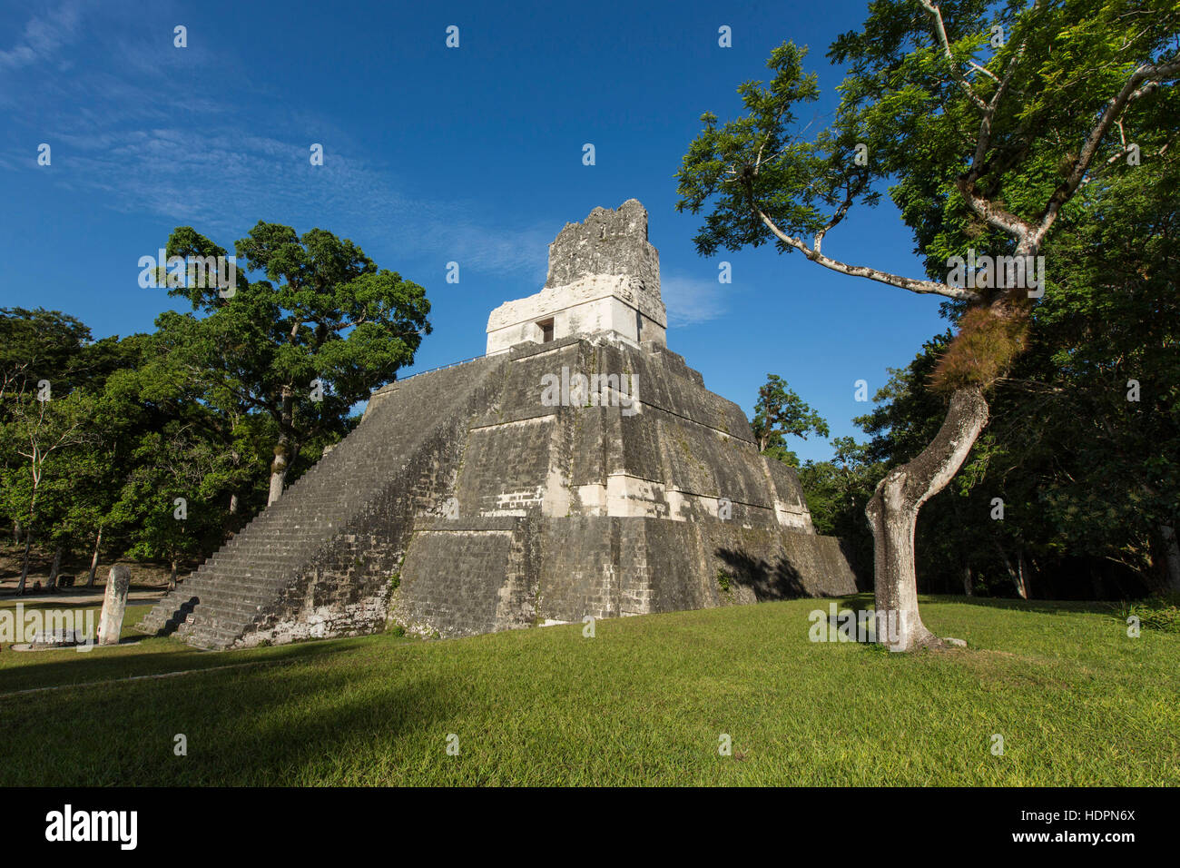 Tempel II oder Tempel der Maske um 700 n. Chr. gebaut wurde und ist 38 Meter beziehungsweise 125 Fuß hoch.  Nationalpark Tikal in Guatemala ist eine archäologische si Stockfoto