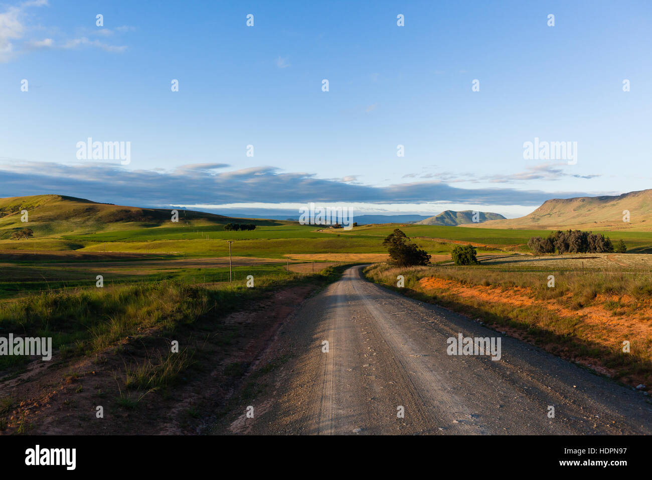 Berge ländliche unbefestigte Straße Route durch Ackerland malerische Landschaft Stockfoto