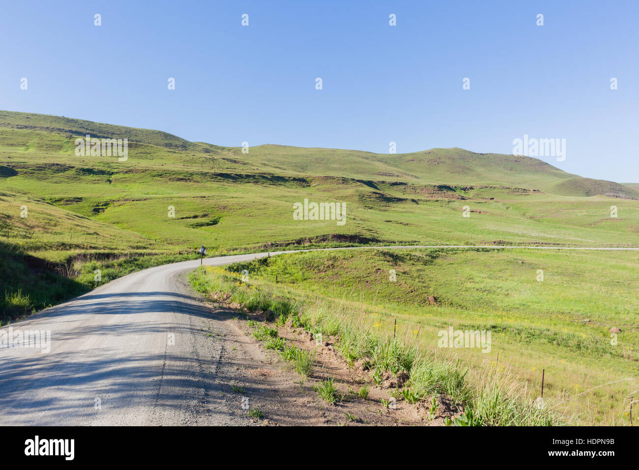 Berge ländliche unbefestigte Straße Route durch Ackerland malerische Landschaft Stockfoto