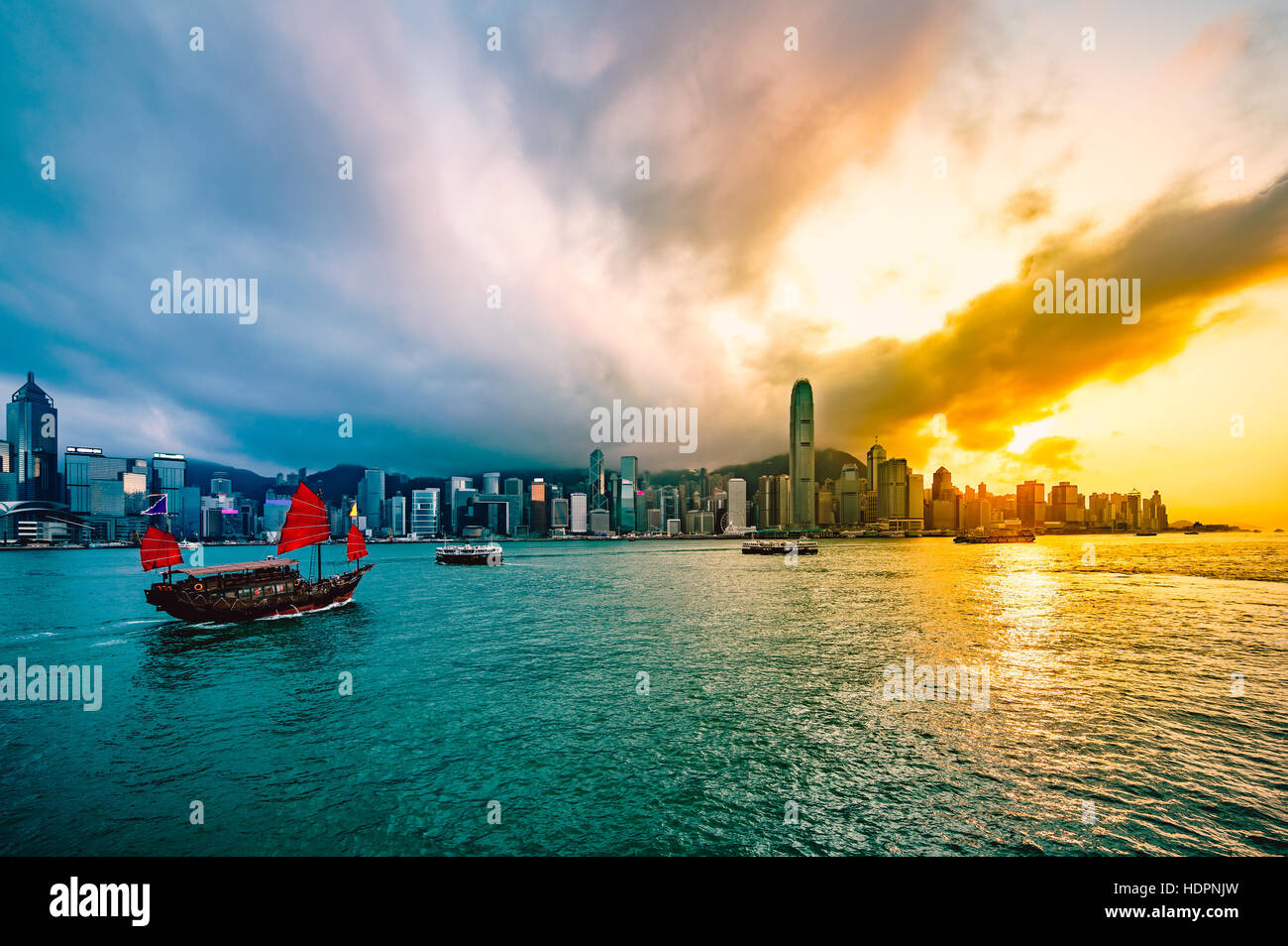 Victoria-Hafen von Hong Kong bei Sonnenuntergang - HDR Stockfoto