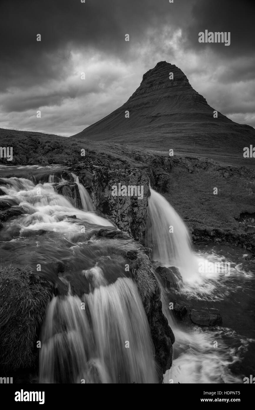 Island. Schwarz / weiß Bild der isländischen Landschaft und Wasserfall. Stockfoto