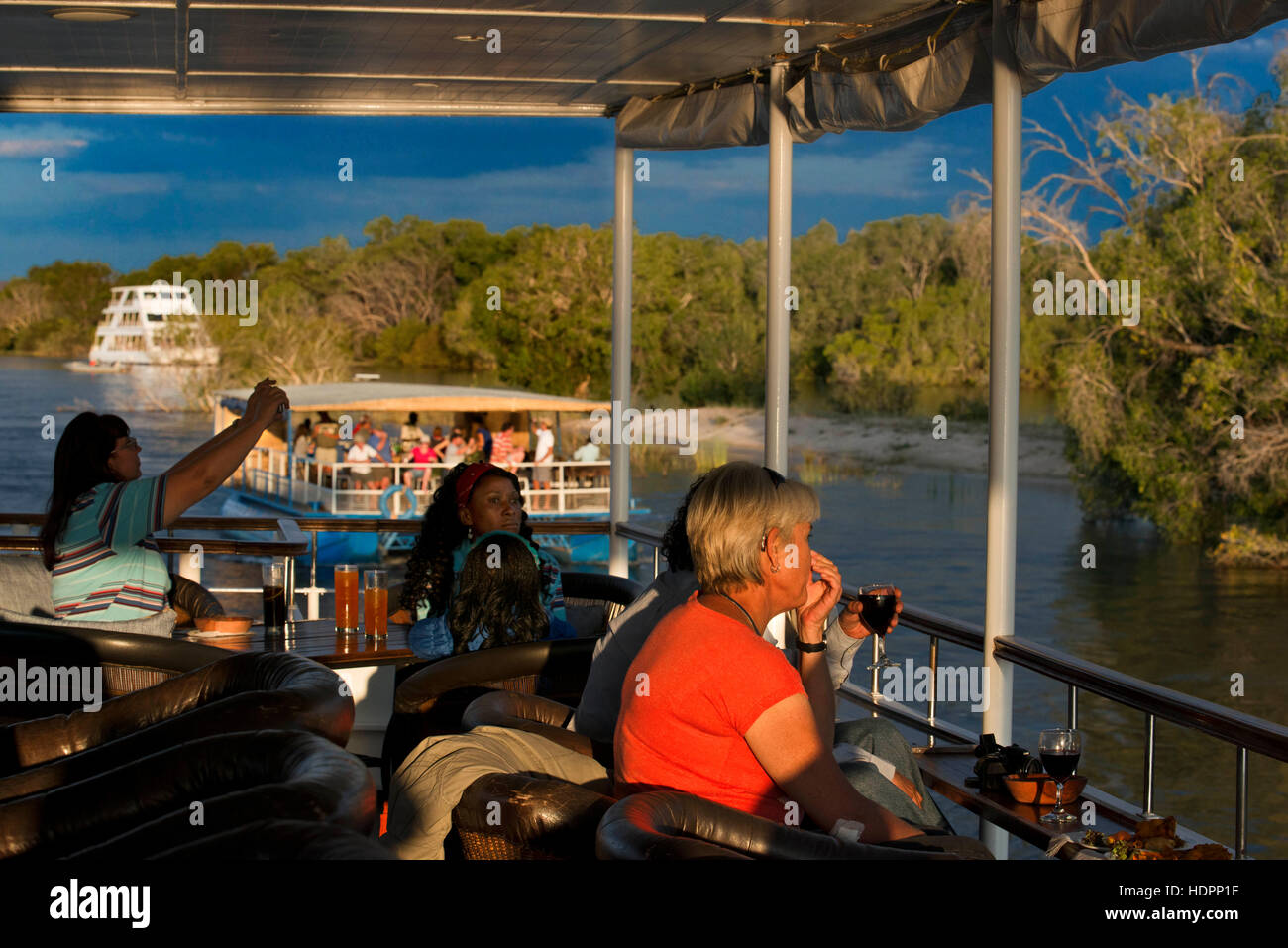 Kreuzfahrt entlang der Victoria Falls an Bord der "Queen of Africa".  Bootsfahrten bei Sonnenuntergang auf dem Sambesi-Fluss in Viktoriafälle Uhr Nilpferd Hülsen & Elefanten einige Stockfoto