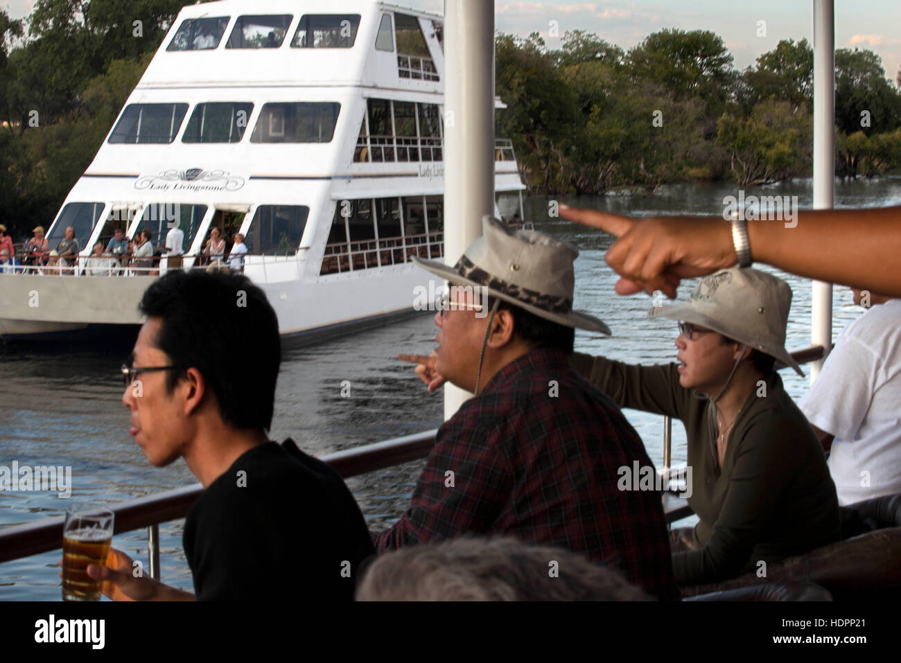 Kreuzfahrt entlang der Victoria Falls an Bord der "African Queen".  Andere Boote Segeln in den Sambesi. Dies ist das "Lady Livingstone" Boot.  Auf dem Z Stockfoto