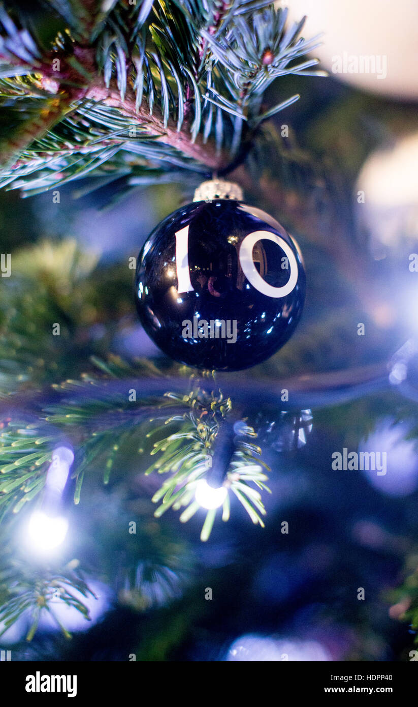 Eine Nummer 10 Kugel hängt an der Downing Street Christmas Tree wie Theresa Mai ihr erstes Weihnachten dort hat Stockfoto