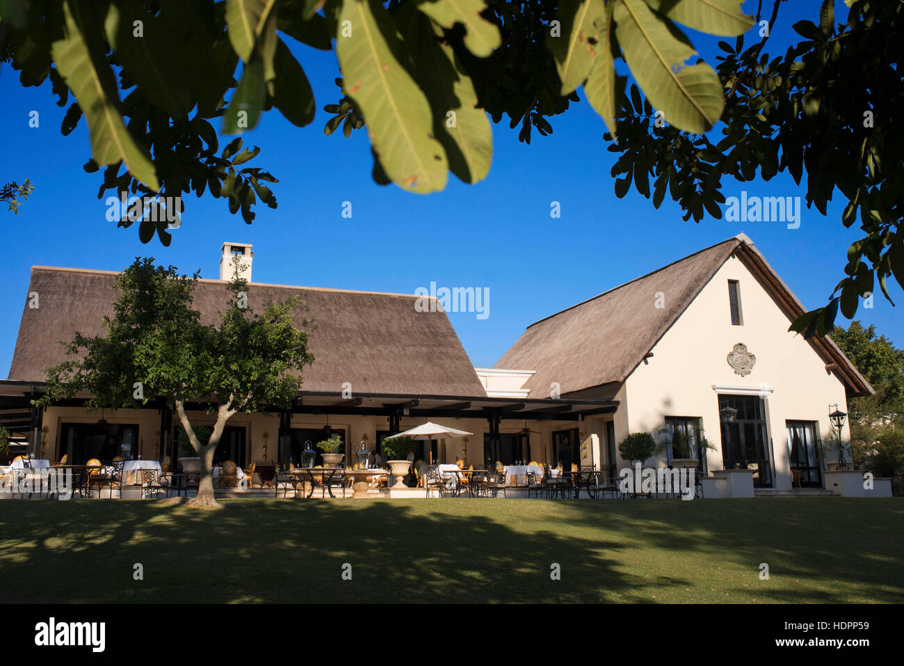 Garten und dem Haupteingang des Royal Livingstone Hotel.  Erstreckt sich entlang den Ufern des Sambesi-Flusses, besteht aus einer Reihe von 17 Kolonial-Stil b Stockfoto