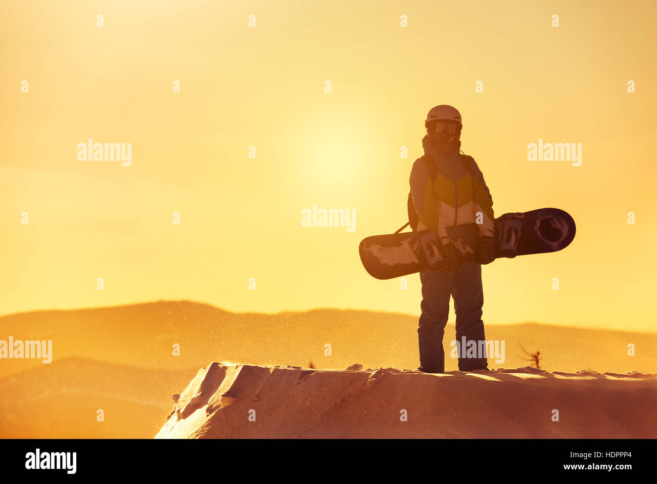 Snowboarder Sonnenuntergang Gipfel stehen Snowboard ski Stockfoto
