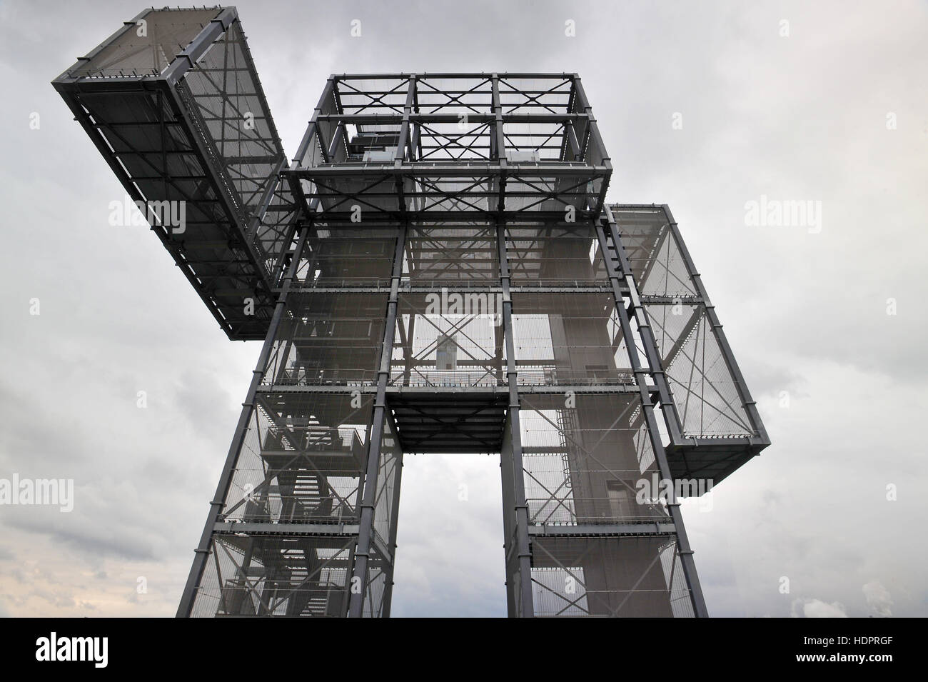 Riesiger Roboter Mann Figur und Aussichtsplattform in der Nähe der Inden eröffnet Besetzung Minen in der Nähe von Aachen in Deutschland Stockfoto