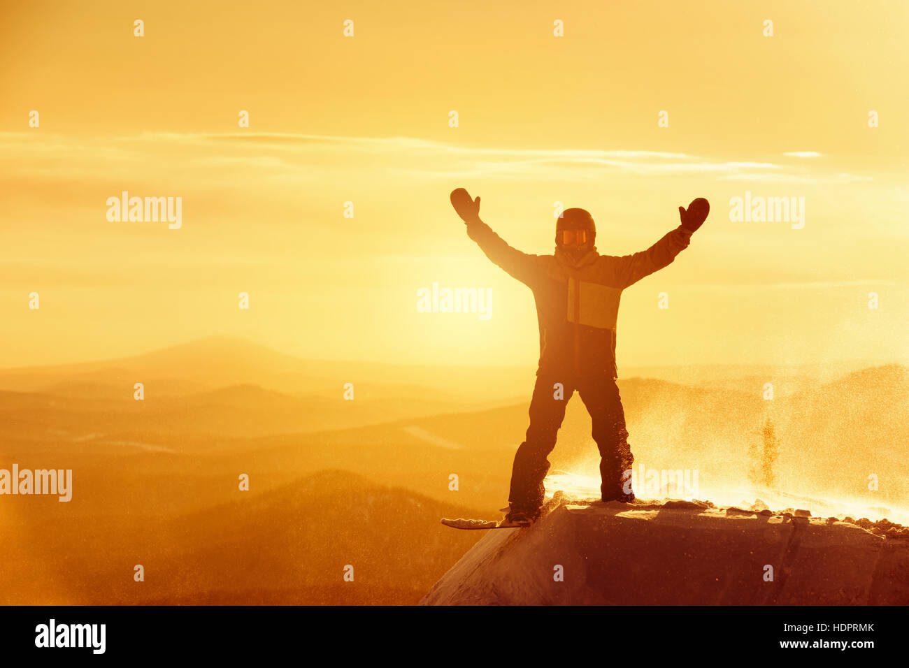 Glücklich Snowboarder Sieg Sieger-Pose Ski Resort Sonnenuntergang Stockfoto