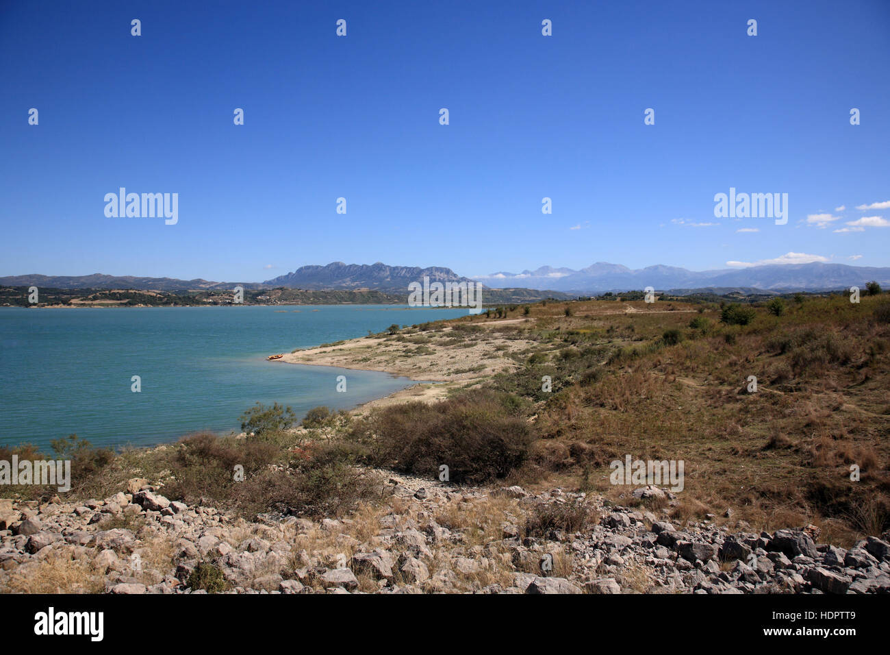 Staudamm und Stausee am Peloponnisos Griechenland Stockfoto