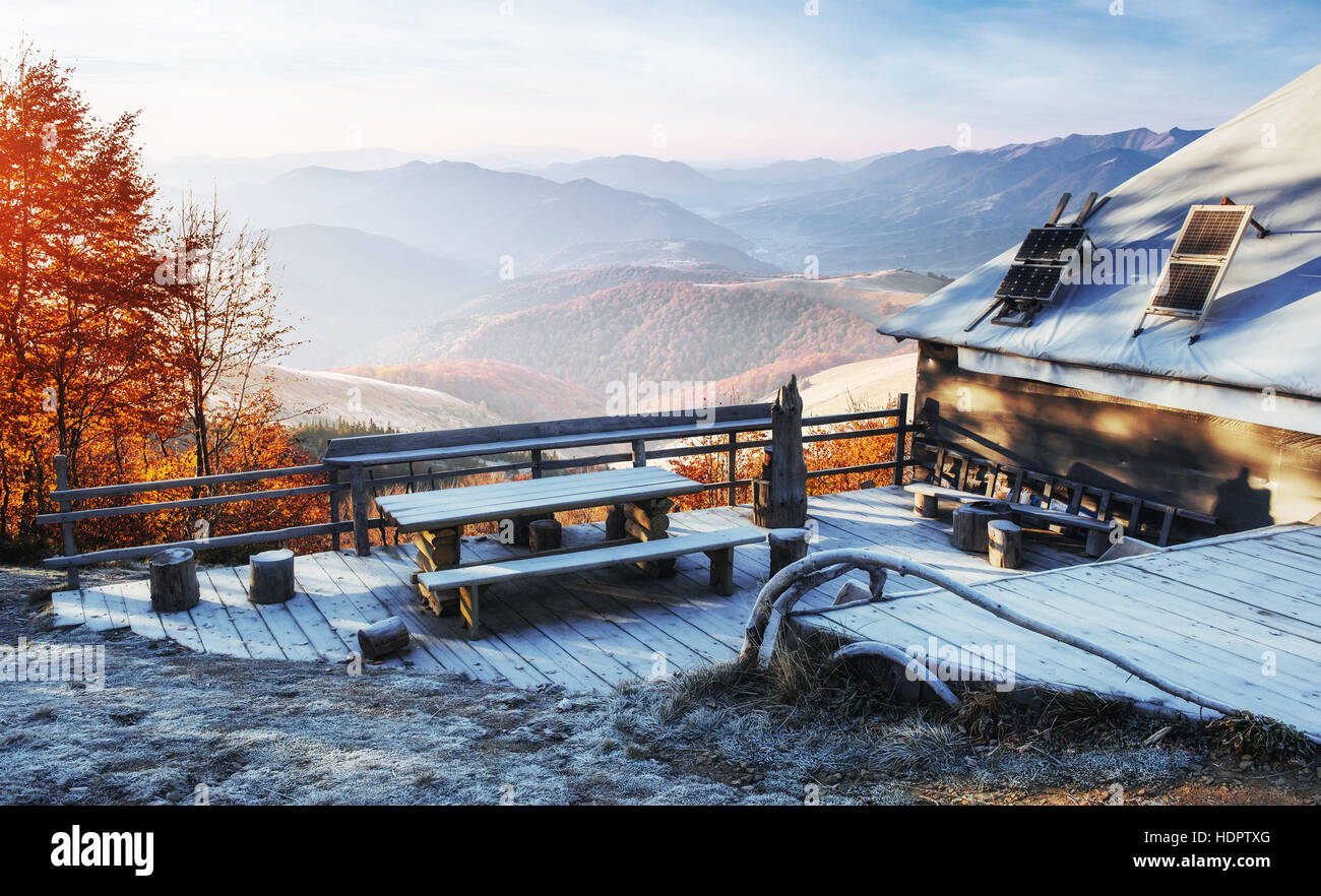 Karpaten Berglandschaft mit hölzernen Bauernhaus. Oktober Buche Bergwald mit ersten Winterschnee. Karpaten, Ukraine Stockfoto