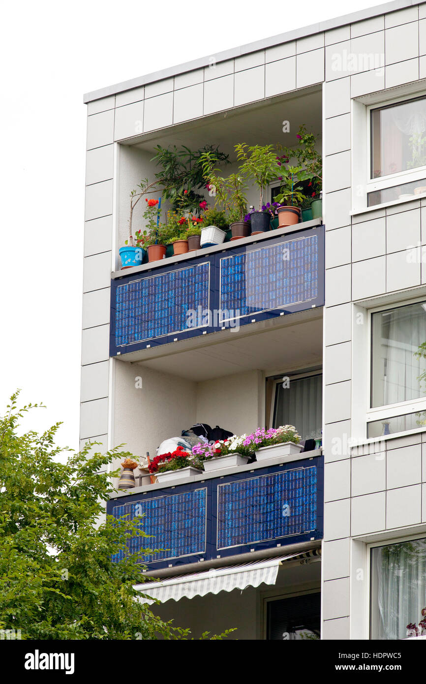 Deutschland, Köln, Solarenergie Wohnsiedlung in Köln-Bocklemuend, Solarmodule an den Balkonbrüstungen... Stockfoto