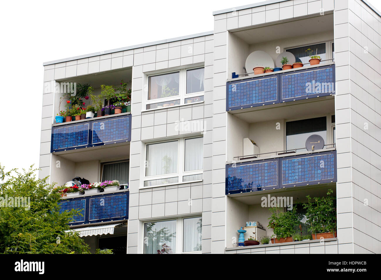 Deutschland, Köln, Solarenergie Wohnsiedlung in Köln-Bocklemuend, Solarmodule an den Balkonbrüstungen. Stockfoto