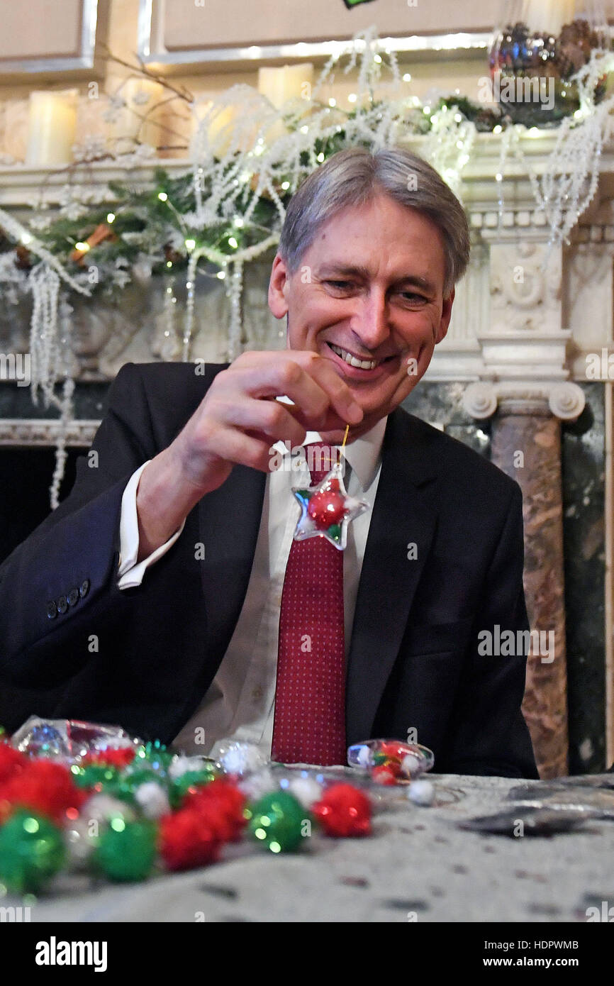 Kanzler Philip Hammond macht Weihnachtsschmuck während der Starlight Weihnachtsfeier in 11 Downing Street in London. Stockfoto