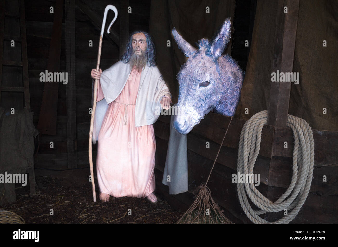 Ein Schäfer neben einem Esel in der Krippe vor dem Eingang zur Kathedrale von Canterbury, England. Stockfoto