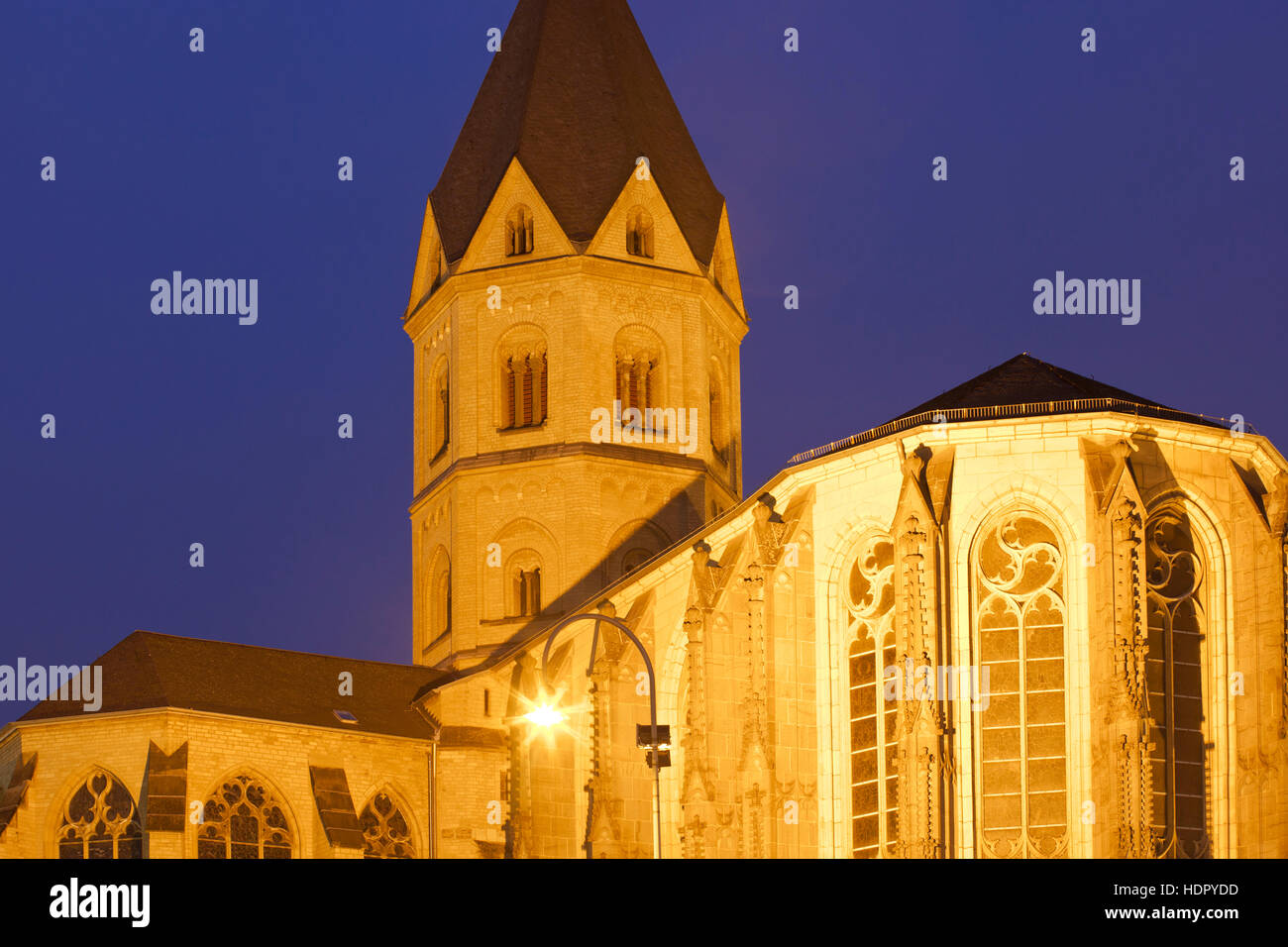 Europa, Deutschland, Nordrhein-Westfalen, Köln, die romanische Kirche St. Andreas in der Stadt. Stockfoto