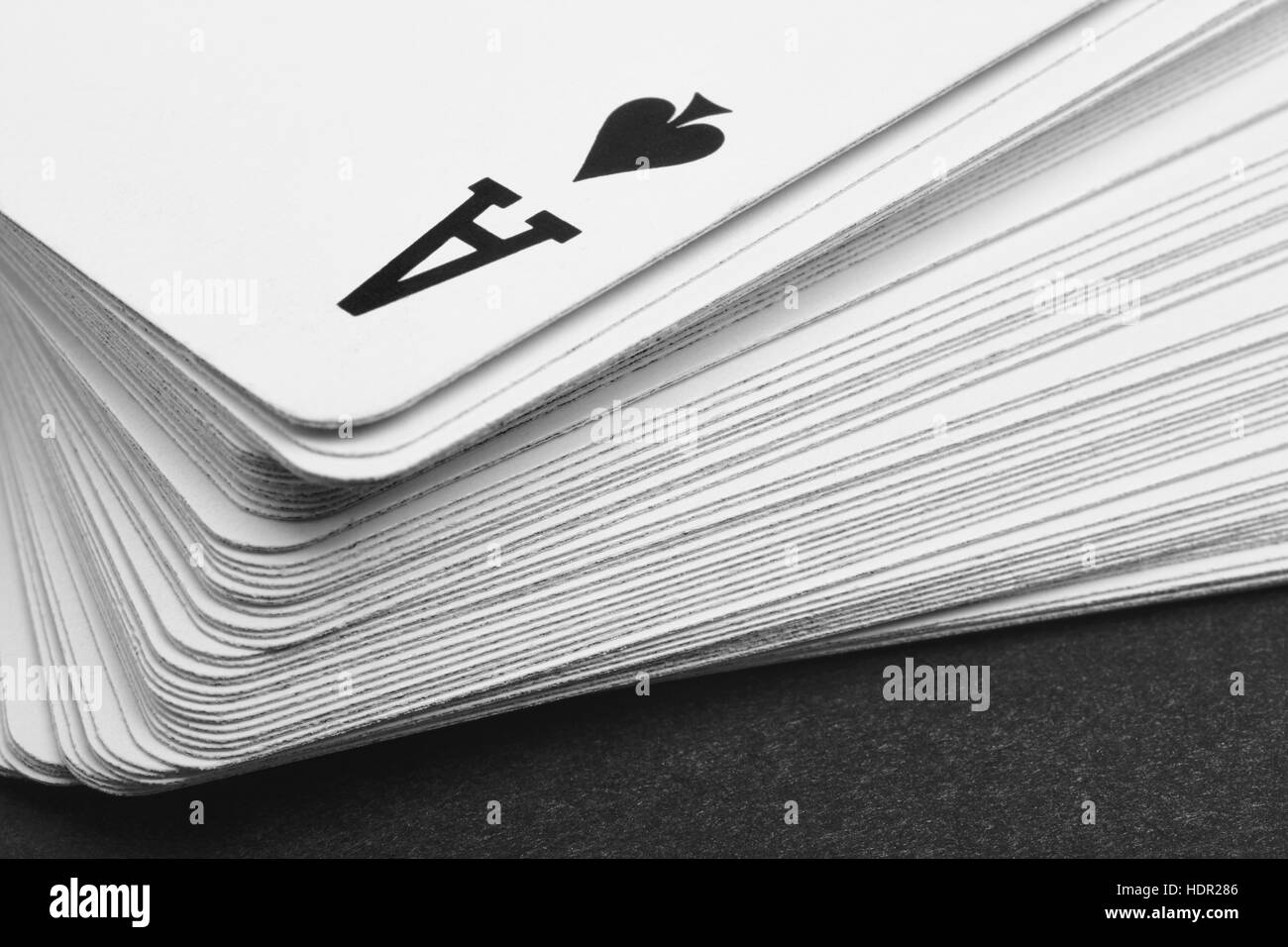 Kartenspiel mit Detail Pik-Ass. Schwarz und weiß. Horizontale Stockfoto