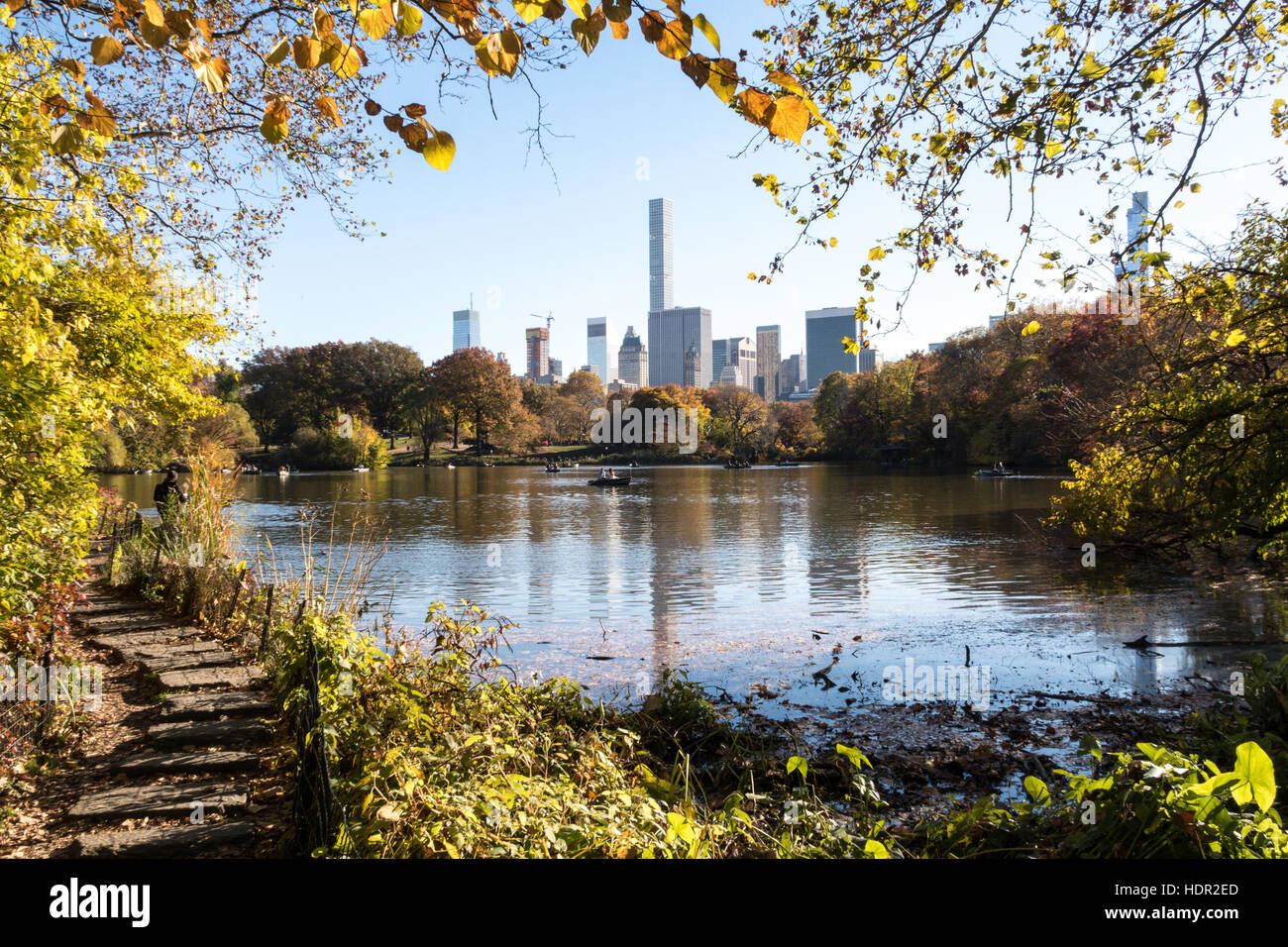 Der See im Central Park mit Midtown Manhattan Wolkenkratzer im Hintergrund, NYC, USA Stockfoto