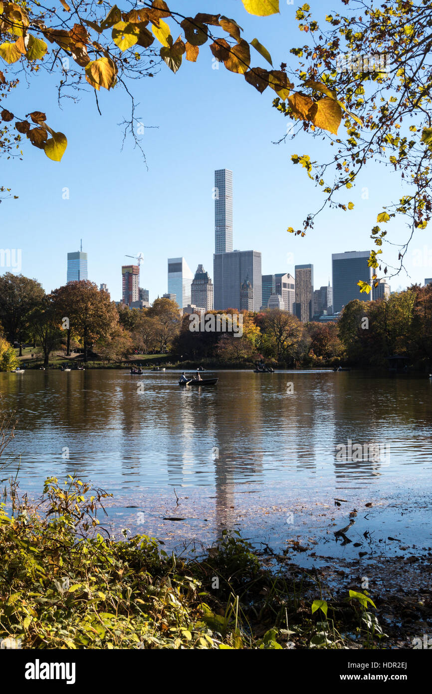 Der See im Central Park mit Wolkenkratzern in Midtown Manhattan im Hintergrund, NYC, USA 2016 Stockfoto