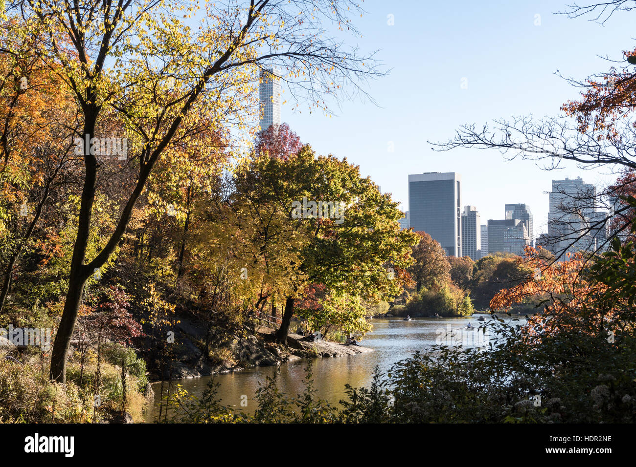 Der See im Central Park mit Midtown Manhattan Wolkenkratzer im Hintergrund, NYC, USA Stockfoto