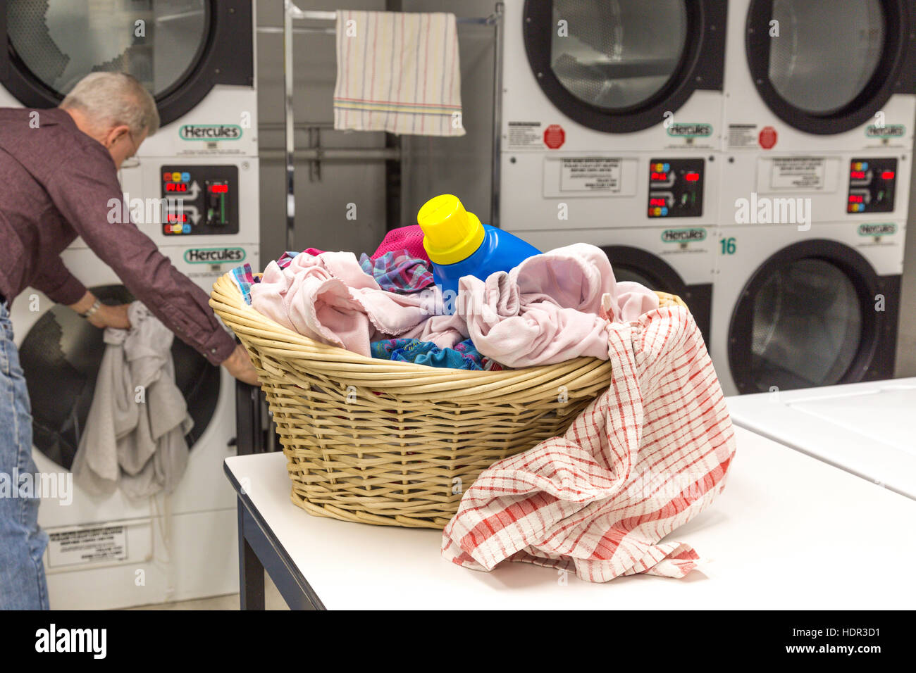 Wäschekorb im Waschsalon, USA Stockfoto