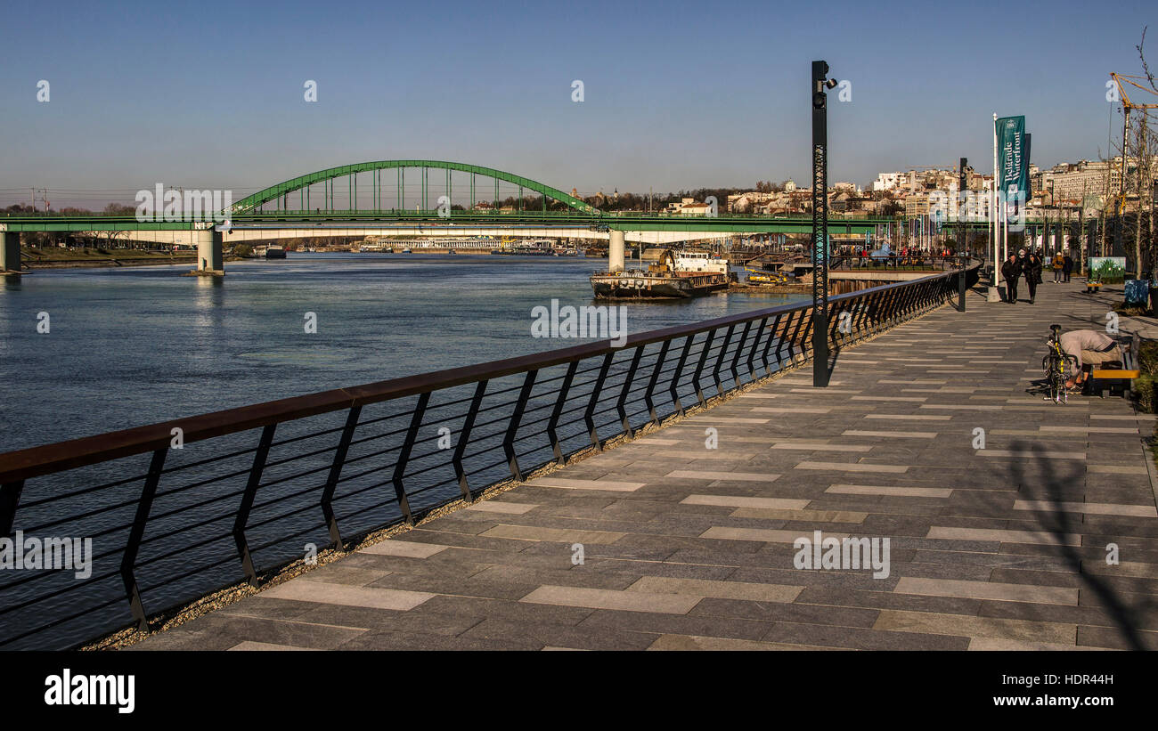Belgrad, Serbien - Blick auf die Straßenbahn-Brücke von einer Promenade am Fluss Sava Stockfoto