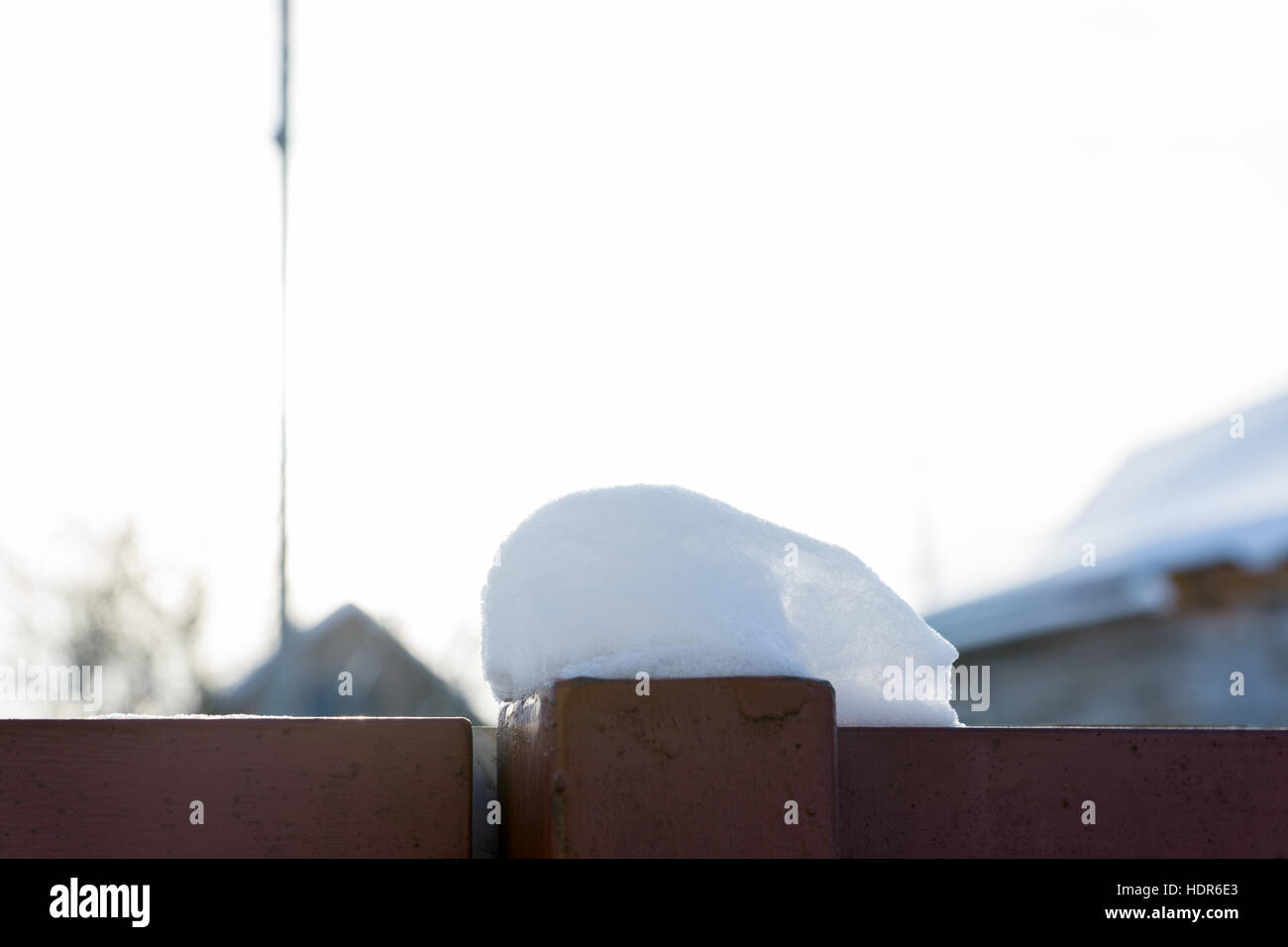 Vordere Metallzaun mit eine Schneekappe Stockfoto