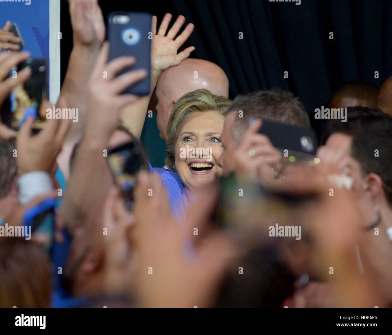 Demokratischen Präsidentschaftskandidaten ehemalige US-Außenministerin Hillary Clinton spricht während einer LGBT-Community in Einheit Rallye und Konzert-Kampagne-Event in The Manor Complex am 30. Oktober 2016 in Wilton Manors, Florida. Mit weniger als neun Tage bis Elec gehen Stockfoto