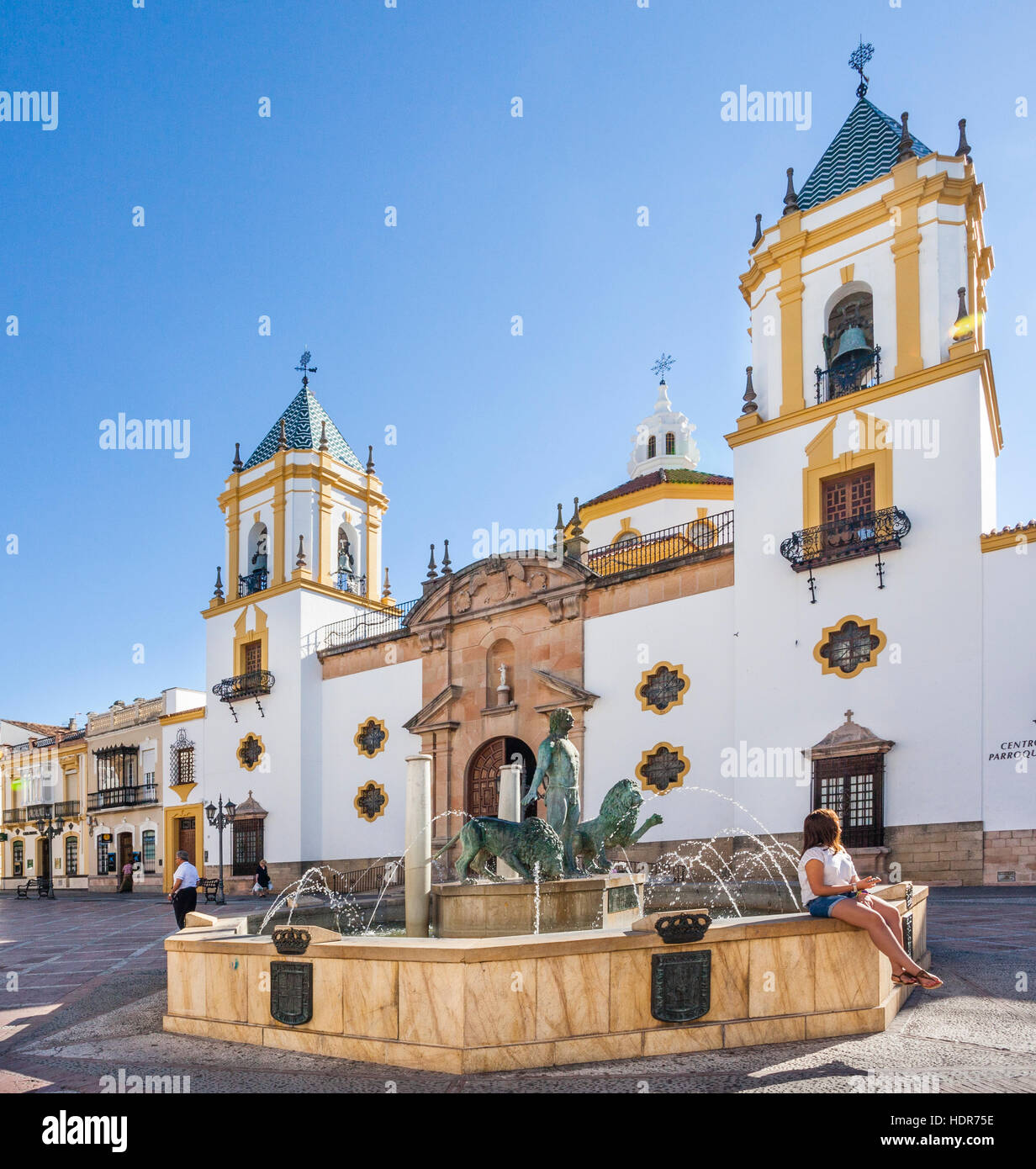 Spanien, Andalusien, Provinz Malaga, Ronda, Blick auf die Kirche Socorro am Plaza del Socorro und Herkules-Brunnen Stockfoto