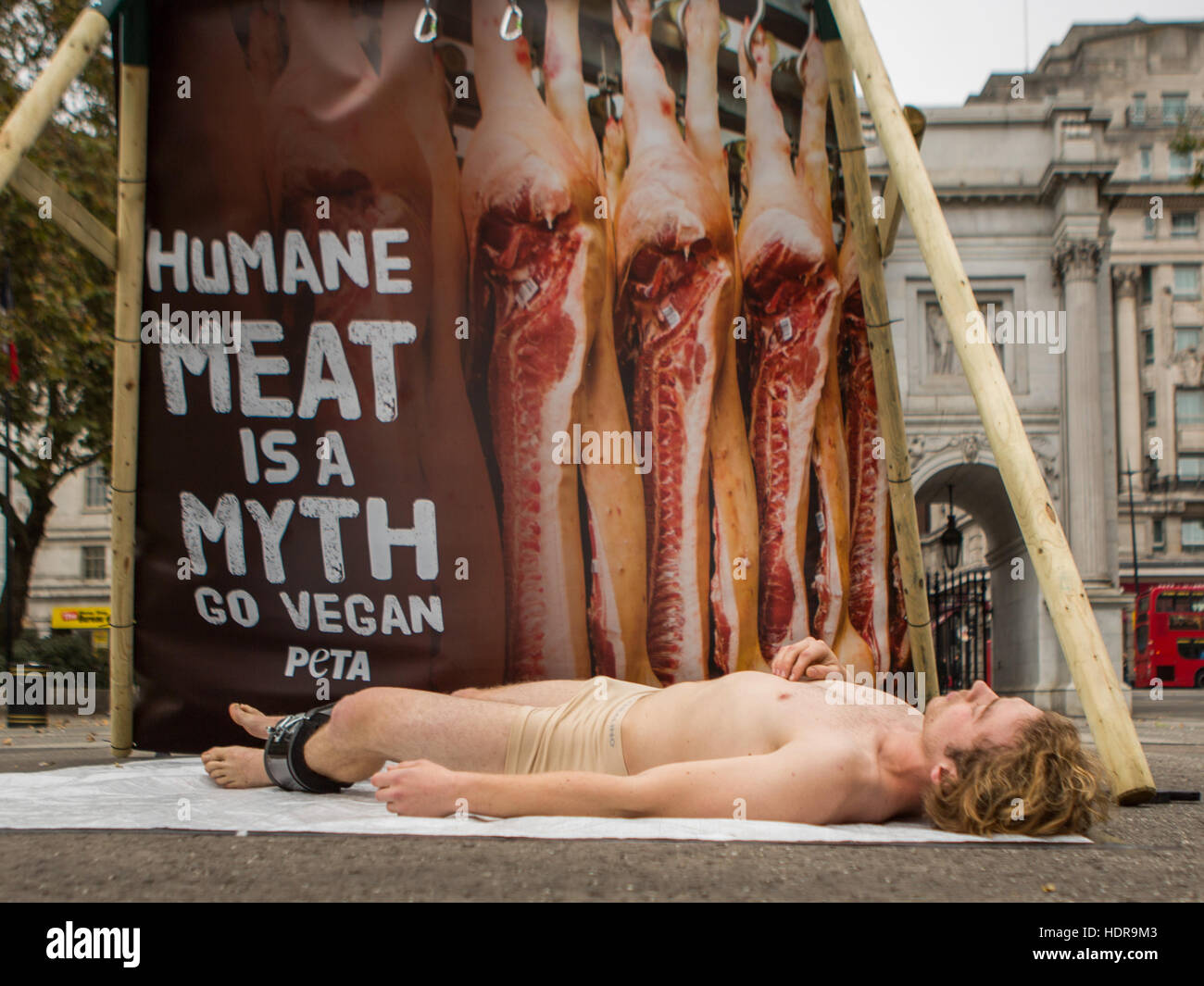 Grafischen Inhalt *** ein Mann aufgehängt ist und "Geschlachtet" während inszenierten Photocall für PeTA, auf Welt-Vegan-Tag in Marble Arch, London Featuring: Atmosphäre wo: London, Vereinigtes Königreich als: 1. November 2016 Stockfoto