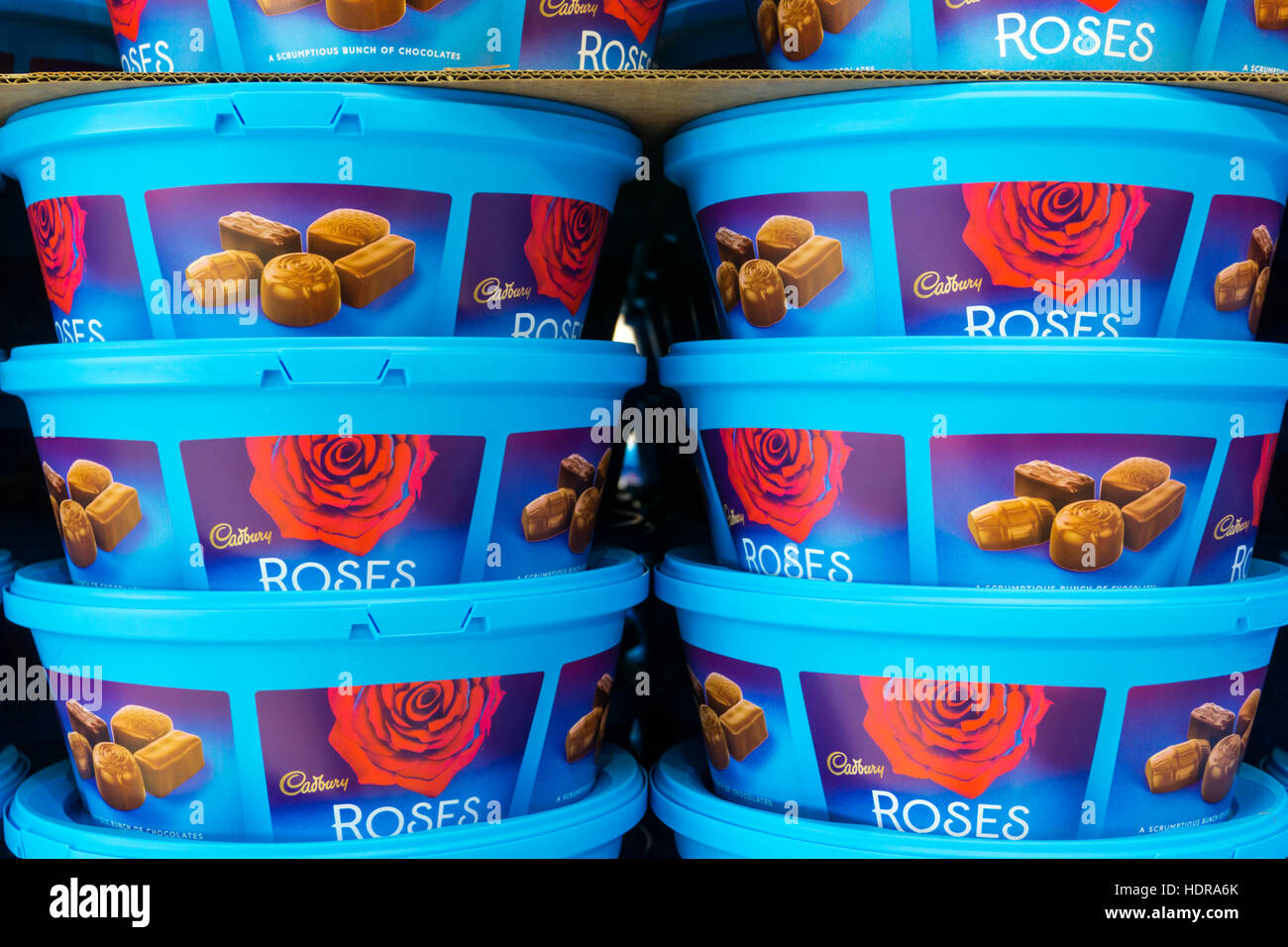 Gestapelte Dosen Cadbury Roses Pralinen warten zu Weihnachten verkauft werden. Stockfoto