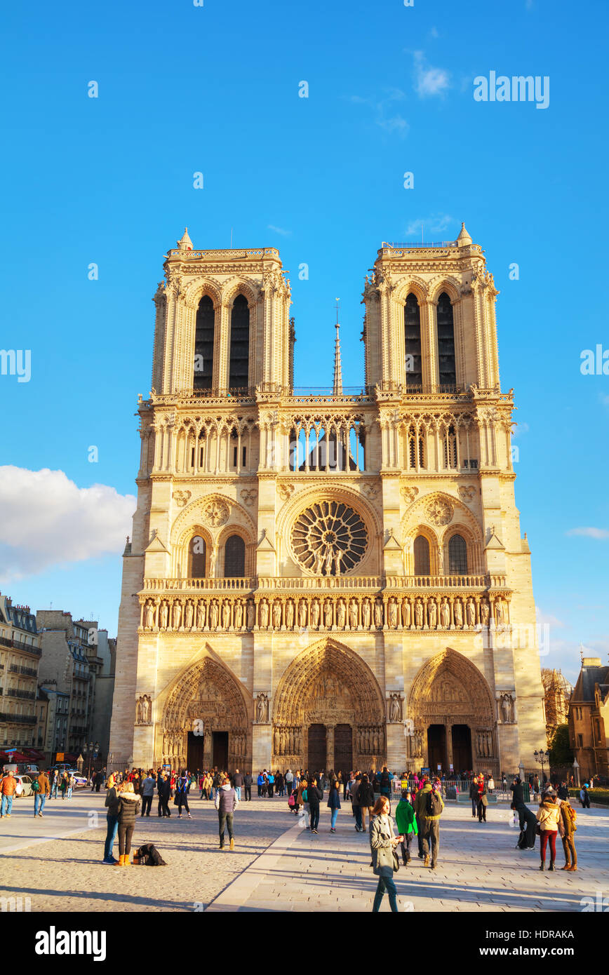 PARIS - NOVEMBER 2: Kathedrale Notre Dame de Paris am 2. November 2016 in Paris, Frankreich. Es ist das beste Beispiel der gotischen Architektur Stockfoto
