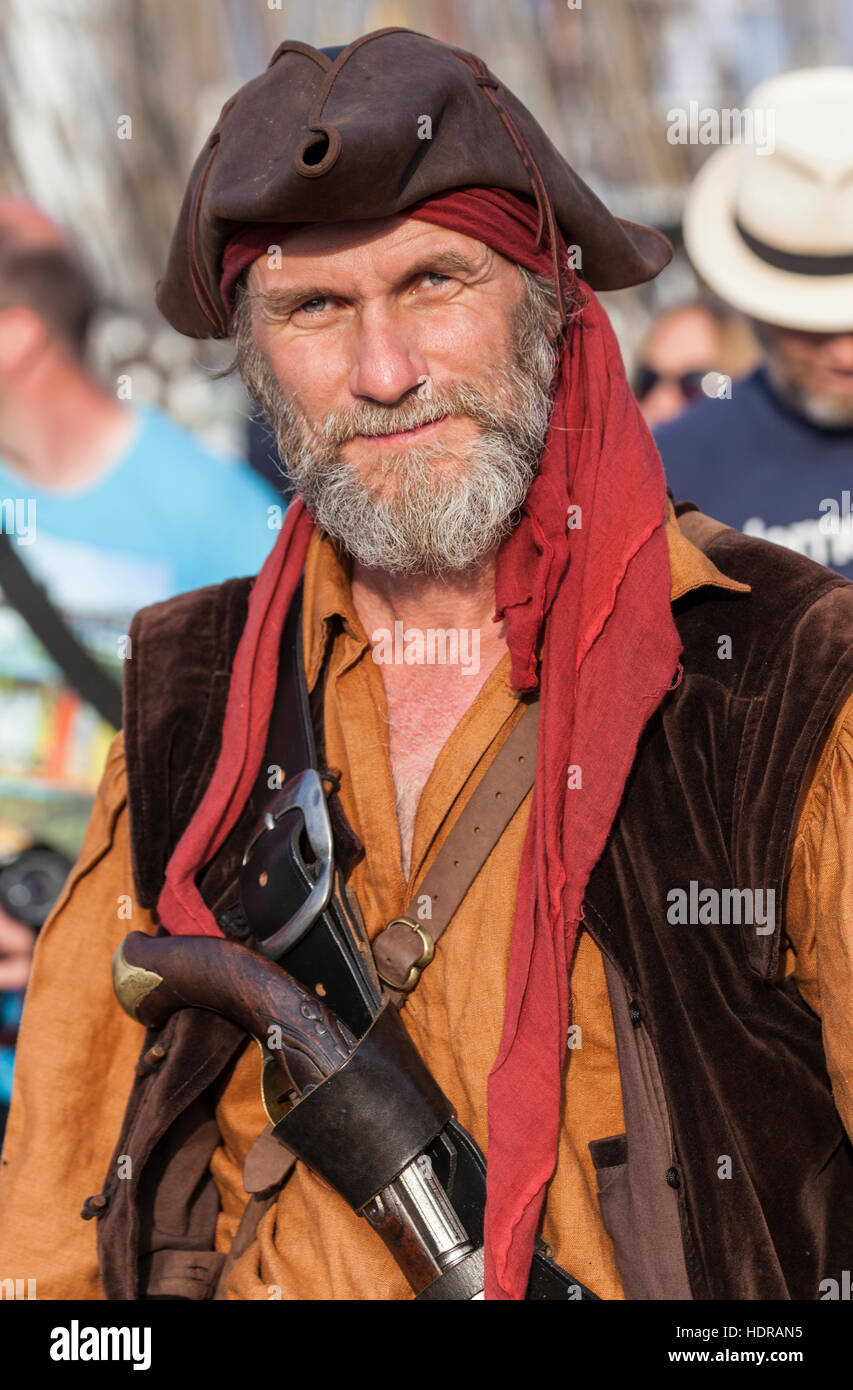 ROSTOCK / Deutschland - 10. August 2014: ein Mann in einem Piratenkostüm geht auf der Hanse Sail. Die Hanse Sail ist das größte maritime Festival in Mecklenburg Stockfoto