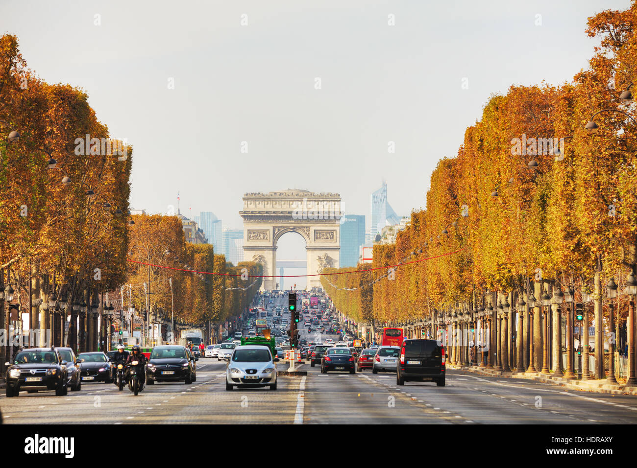 PARIS - 1 NOVEMBER: Arc de Triomphe de l ' Etoile auf 1. November 2016 in Paris, Frankreich. Es ist eines der berühmtesten Denkmäler in Paris und Stockfoto