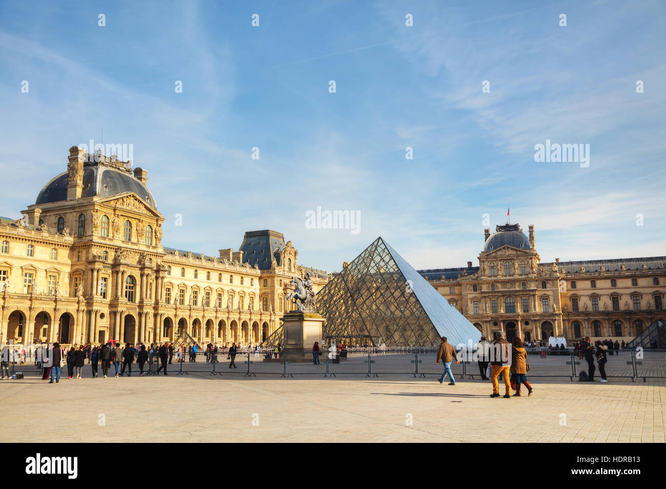 PARIS - 1 NOVEMBER: Der Louvre-Pyramide am 1. November 2014 in Paris, Frankreich. Es dient als Haupteingang zum Louvre Museum. Im Jahr 1989 abgeschlossen Stockfoto