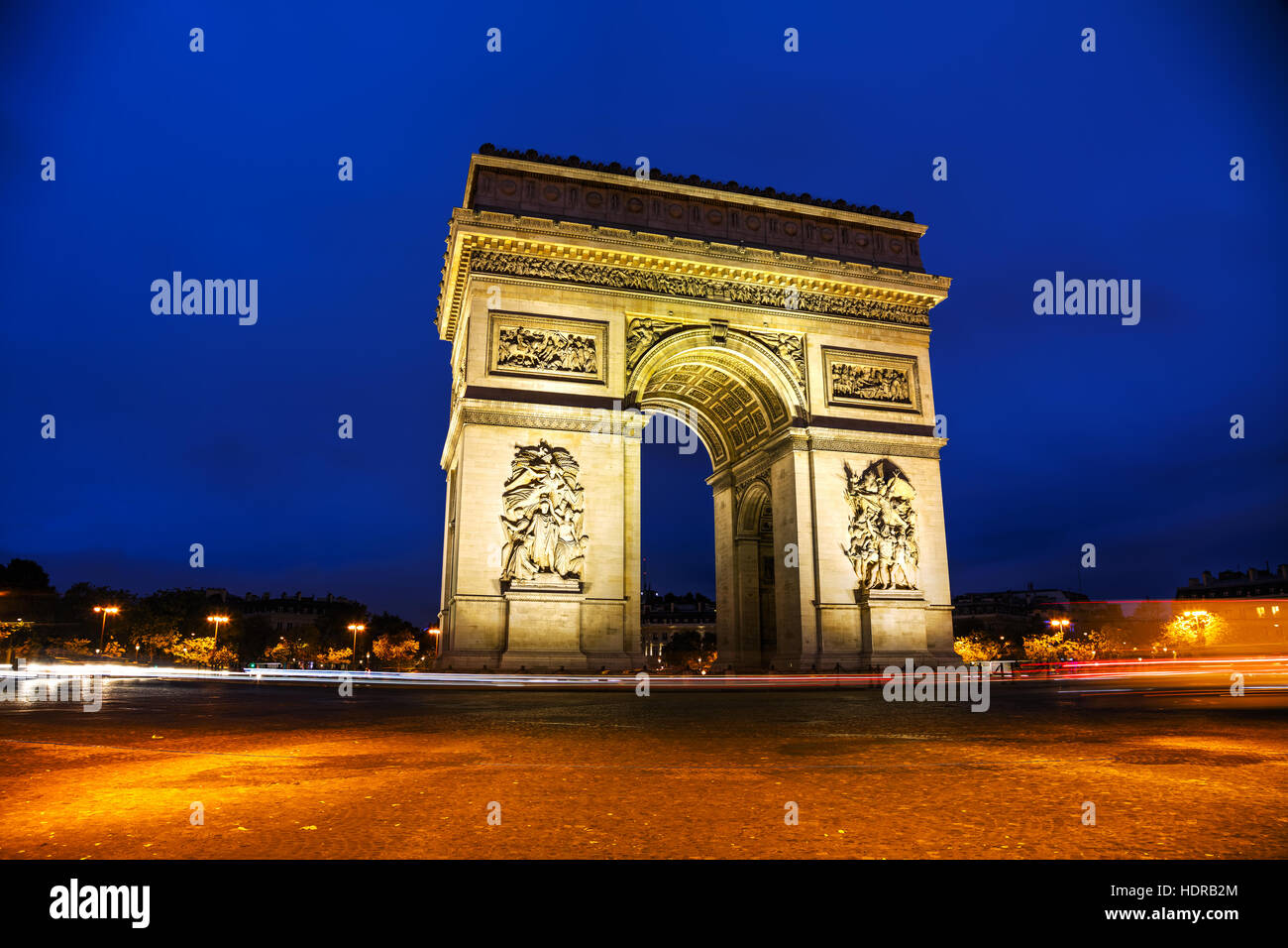 Der Triumphbogen (Arc de Triomphe) in Paris, Frankreich in der Nacht Stockfoto