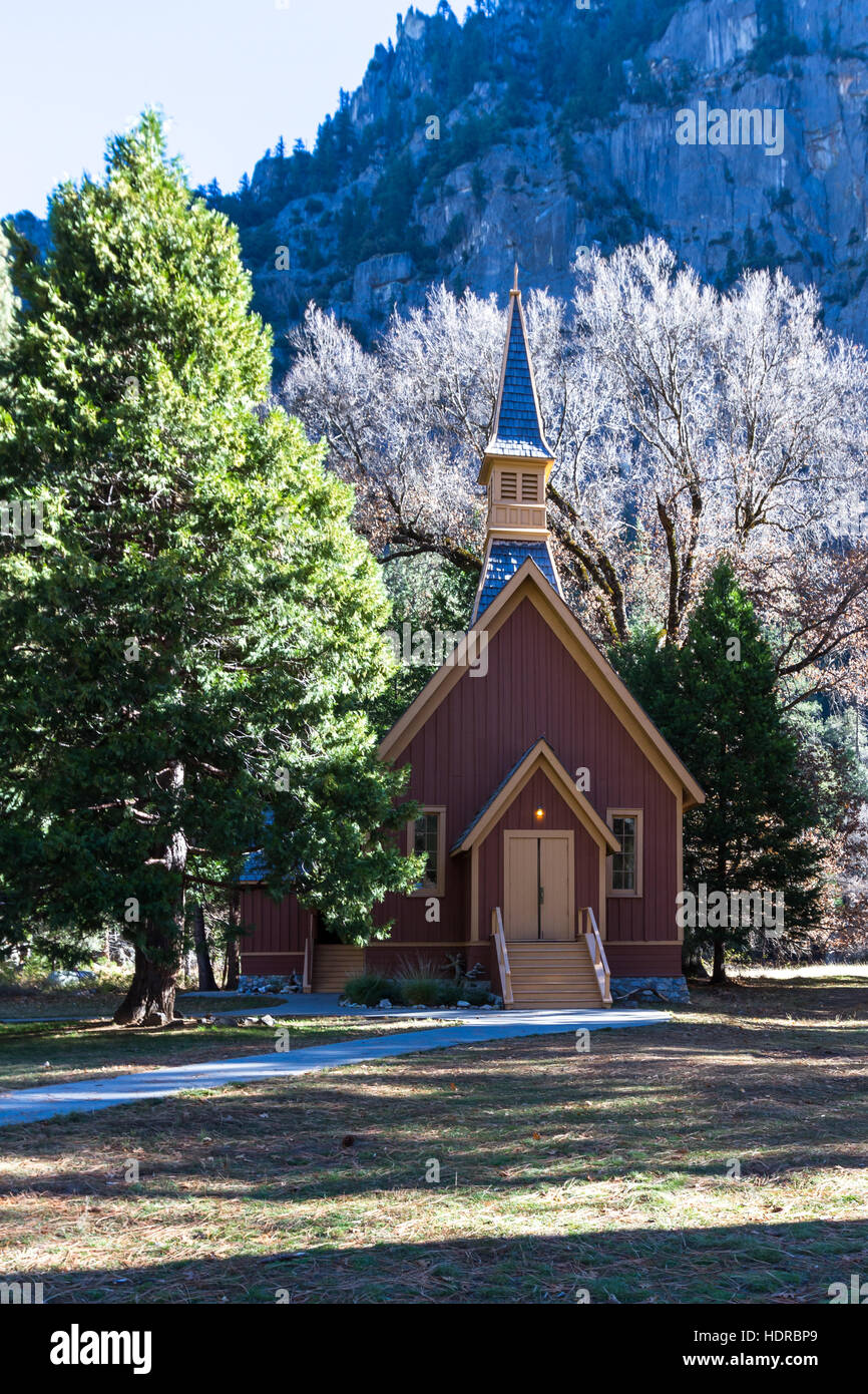 Kleine Rote Kapelle im Yosemite Valley betrachtet am Nachmittag mit großen Granitfelsen im Hintergrund. Stockfoto