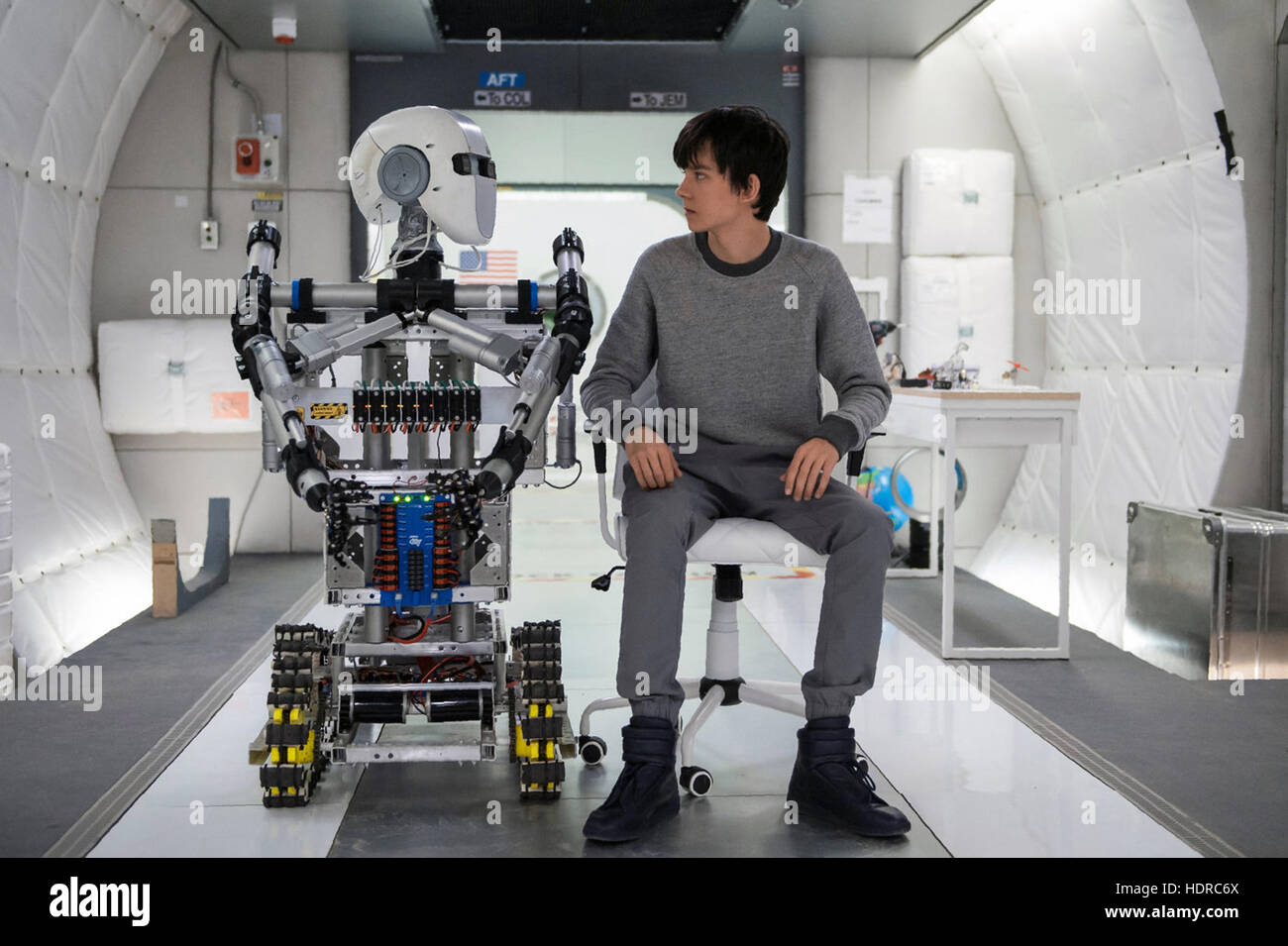 Der Raum zwischen Ihnen und uns (Arbeitstitel Out of This World) ist eine bevorstehende 2017 amerikanische Science-Fiction Film unter der Regie von Peter Chelsom, von Richard B. Lewis produziert und geschrieben von Allan Loeb aus einer Erzählung von Stewart Schill, Lewis und Allan Loeb. Die Hauptrollen, Asa Butterfield, Britt Robertson, Gary Oldman und Carla Gugino.  Dieses Foto ist nur zu redaktionellen Zwecken und unterliegen dem Copyright von der Filmgesellschaft und/oder der Fotograf von dem Film oder der Firma zugeordnet und kann nur durch Veröffentlichungen im Zusammenhang mit der Förderung der oben genannten Film reproduziert werden. Eine obligatorische Gutschrift auf die Film-c Stockfoto