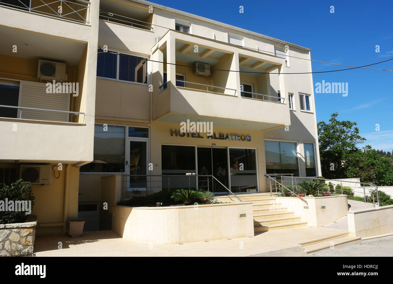Sivota, Griechenland, 9. Mai 2013: Blick auf das moderne Hotelgebäude an der Küste des Ionischen Meeres in Griechenland. Stockfoto