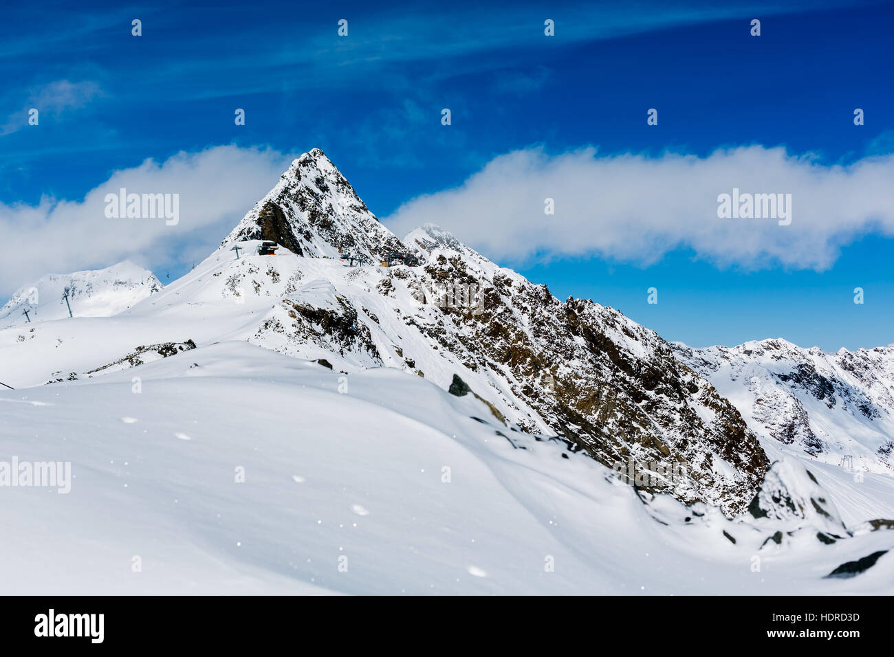 Österreichs größte Gletscher-Skigebiet - nur 45 Minuten von Innsbruck entfernt - bietet 34 Pisten von leicht bis anspruchsvoll. Zwischen 1.750 und 3.210 meter Stockfoto