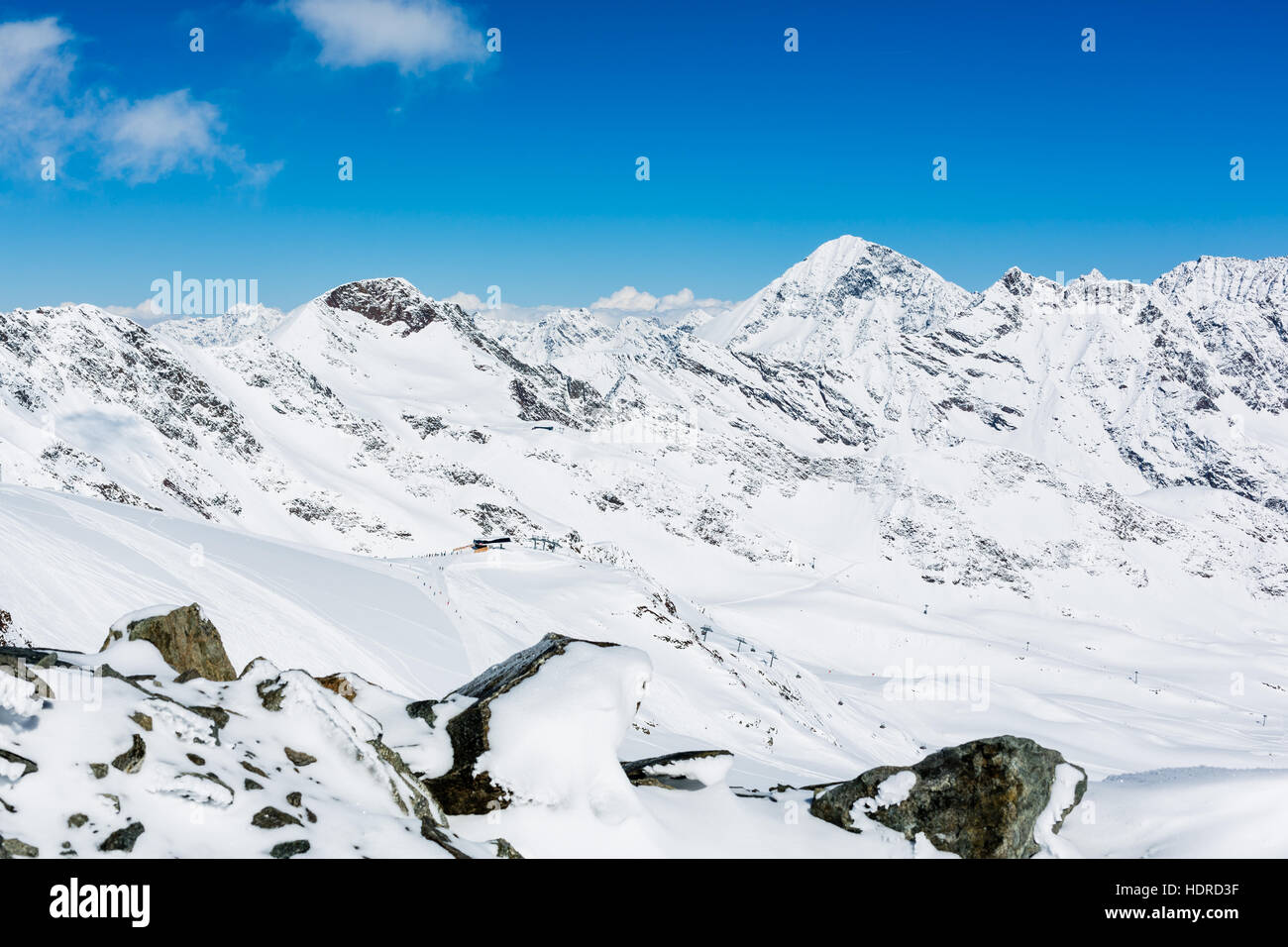 Österreichs größte Gletscher-Skigebiet - nur 45 Minuten von Innsbruck entfernt - bietet 34 Pisten von leicht bis anspruchsvoll. Zwischen 1.750 und 3.210 meter Stockfoto